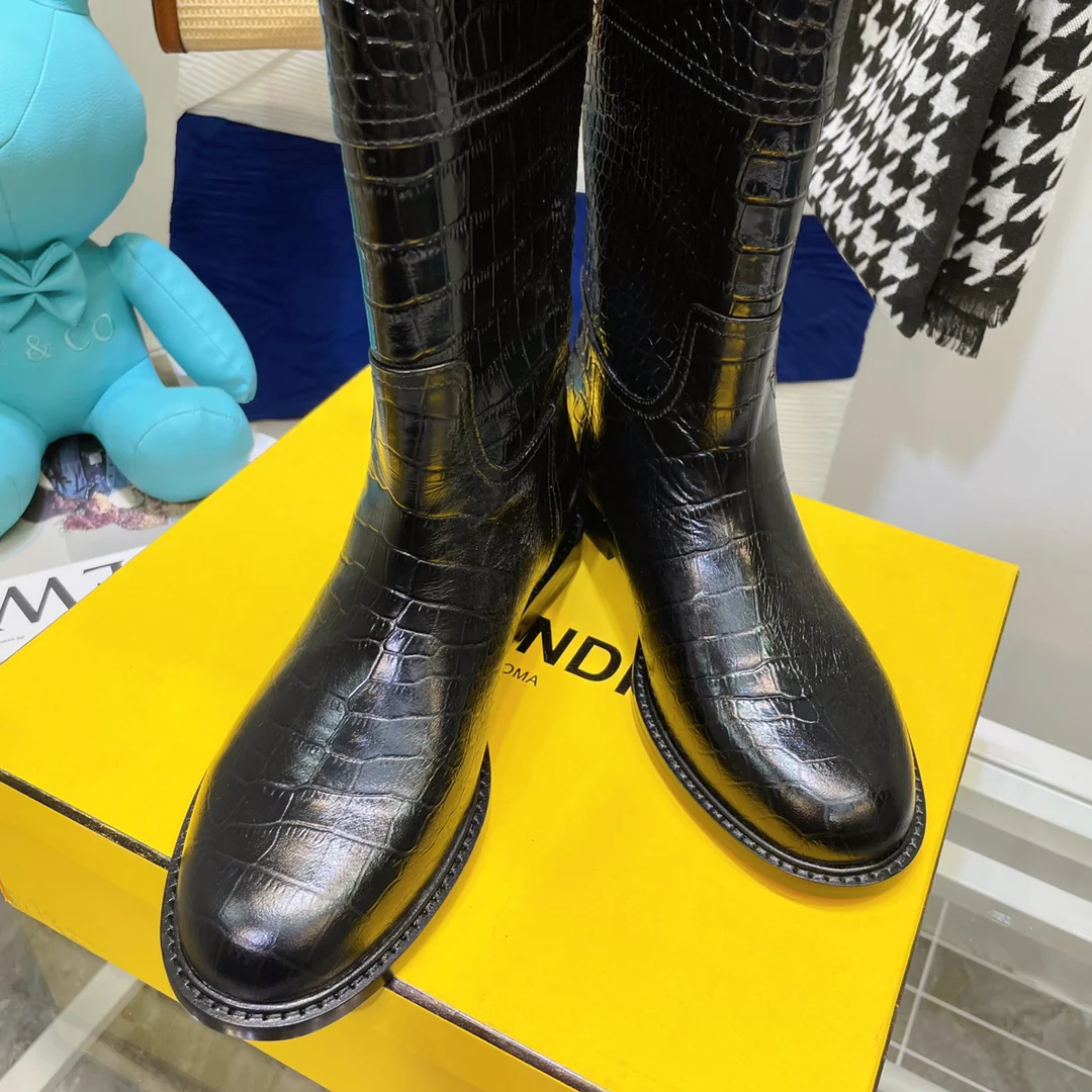 Кожаные сапоги Fendi до середины икры - черные