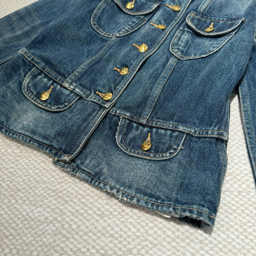 Celine Весна/Лето 2024: Новая короткая джинсовая куртка с воротником-стойкой и зауженной талией.