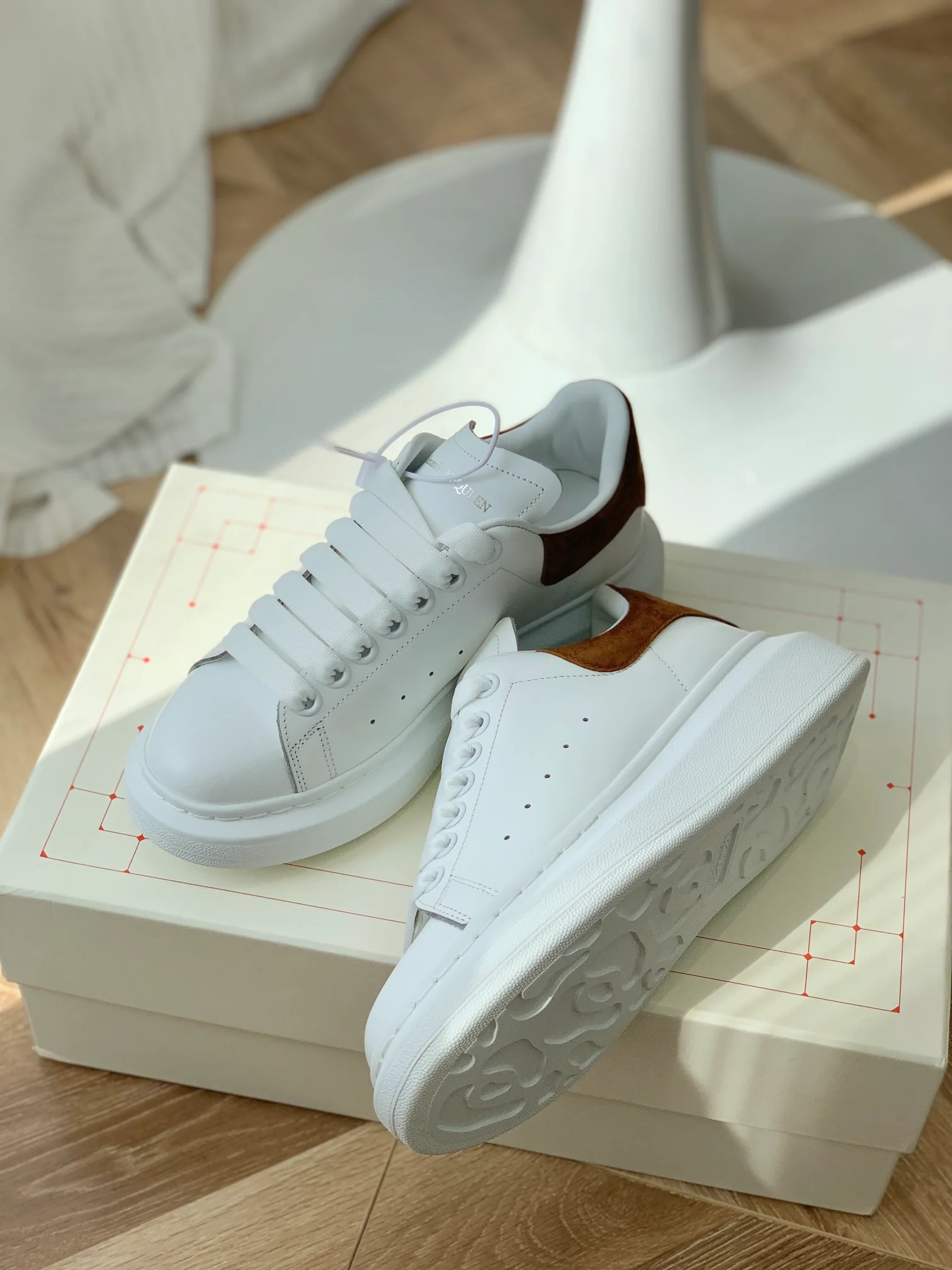 McQueen - Улучшенные классические белые кроссовки - Коричневые