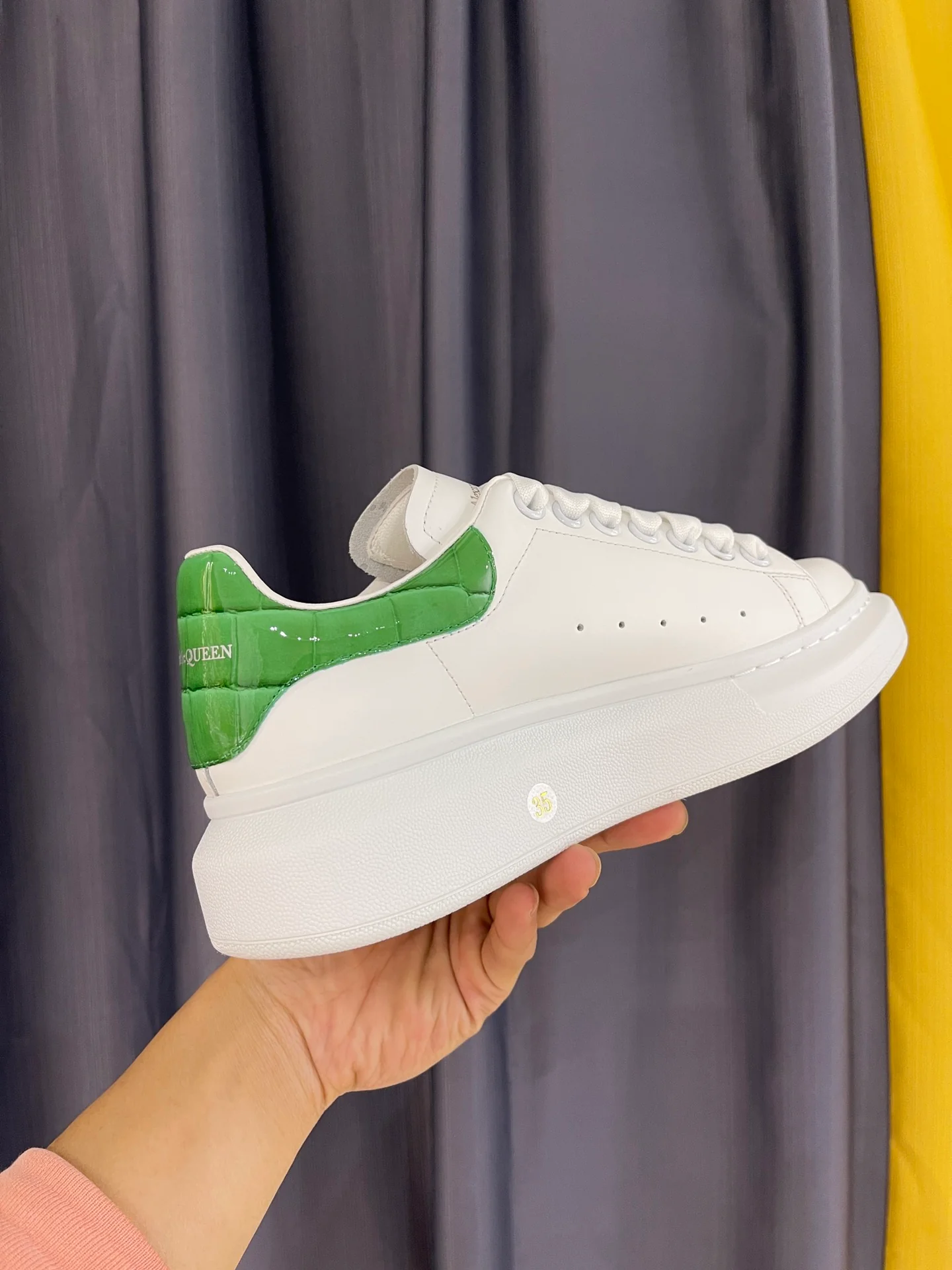Классические белые кроссовки McQueen - унисекс - зеленая лакированная кожа, каблук с текстурой под камень.