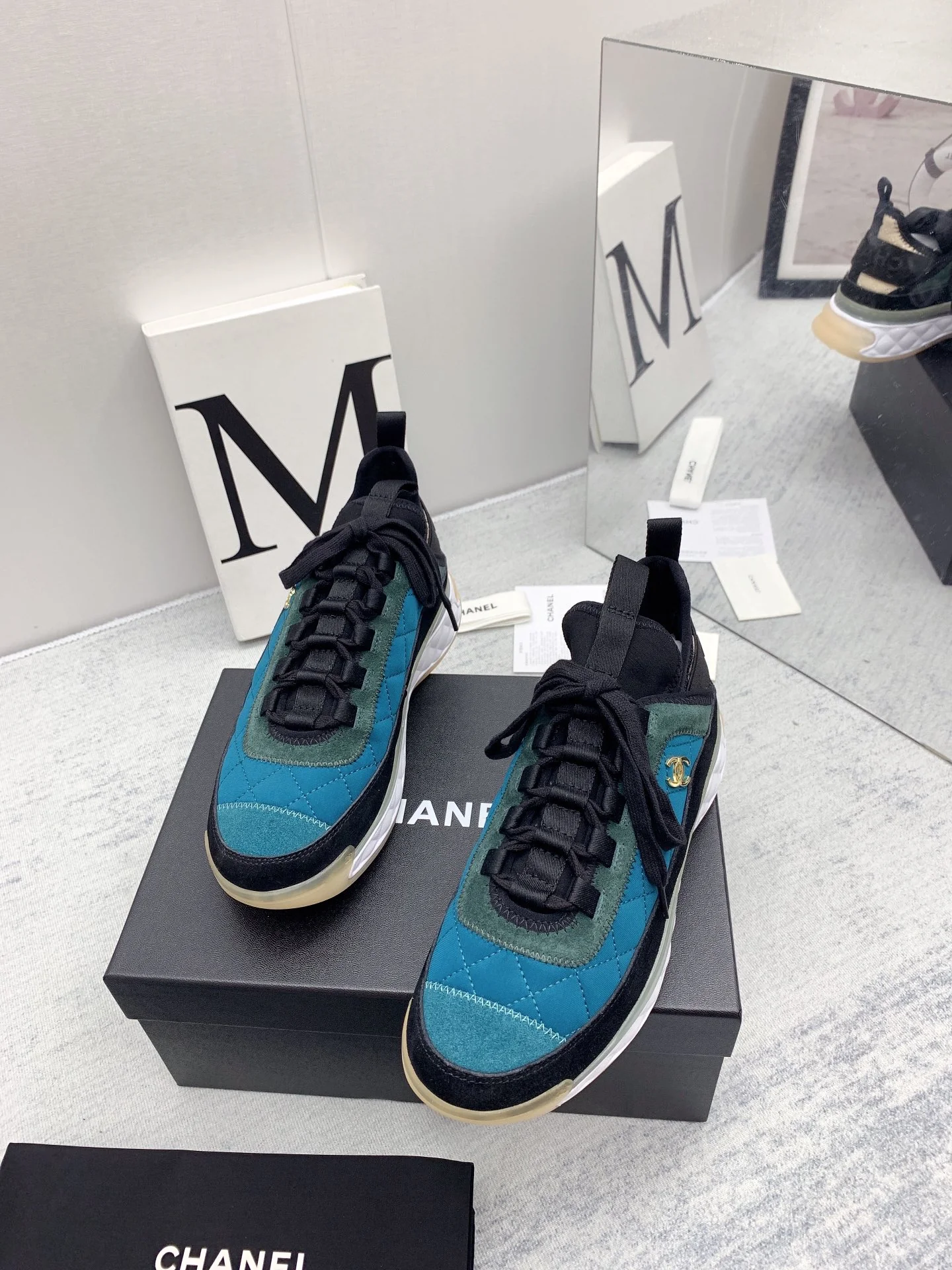 Новинка сезона осень/зима 2021 от Chanel - кроссовки с ромбовидным узором - синие.