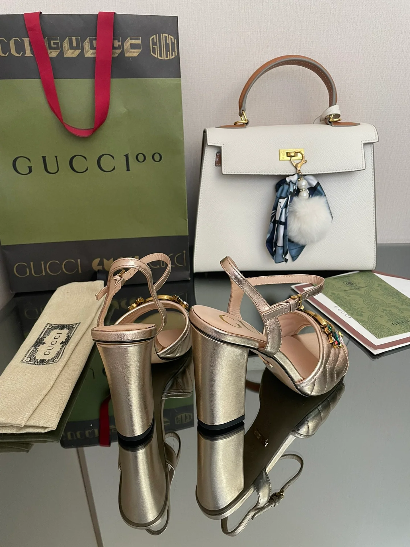 Босоножки Gucci 2022 на высоком каблуке, украшенные стразами.