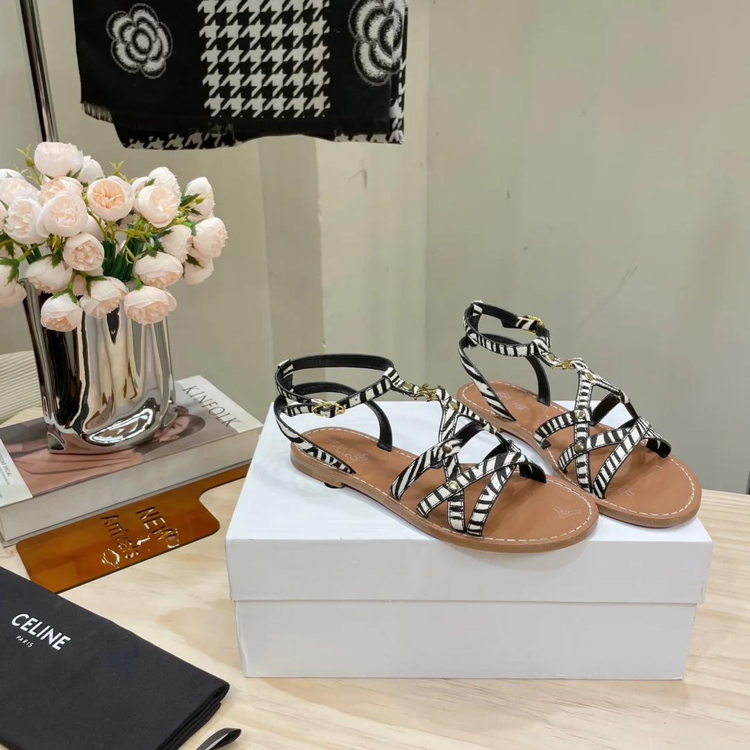 Новинка сезона весна/лето 2023 от Celine - римские сандалии с ремешками