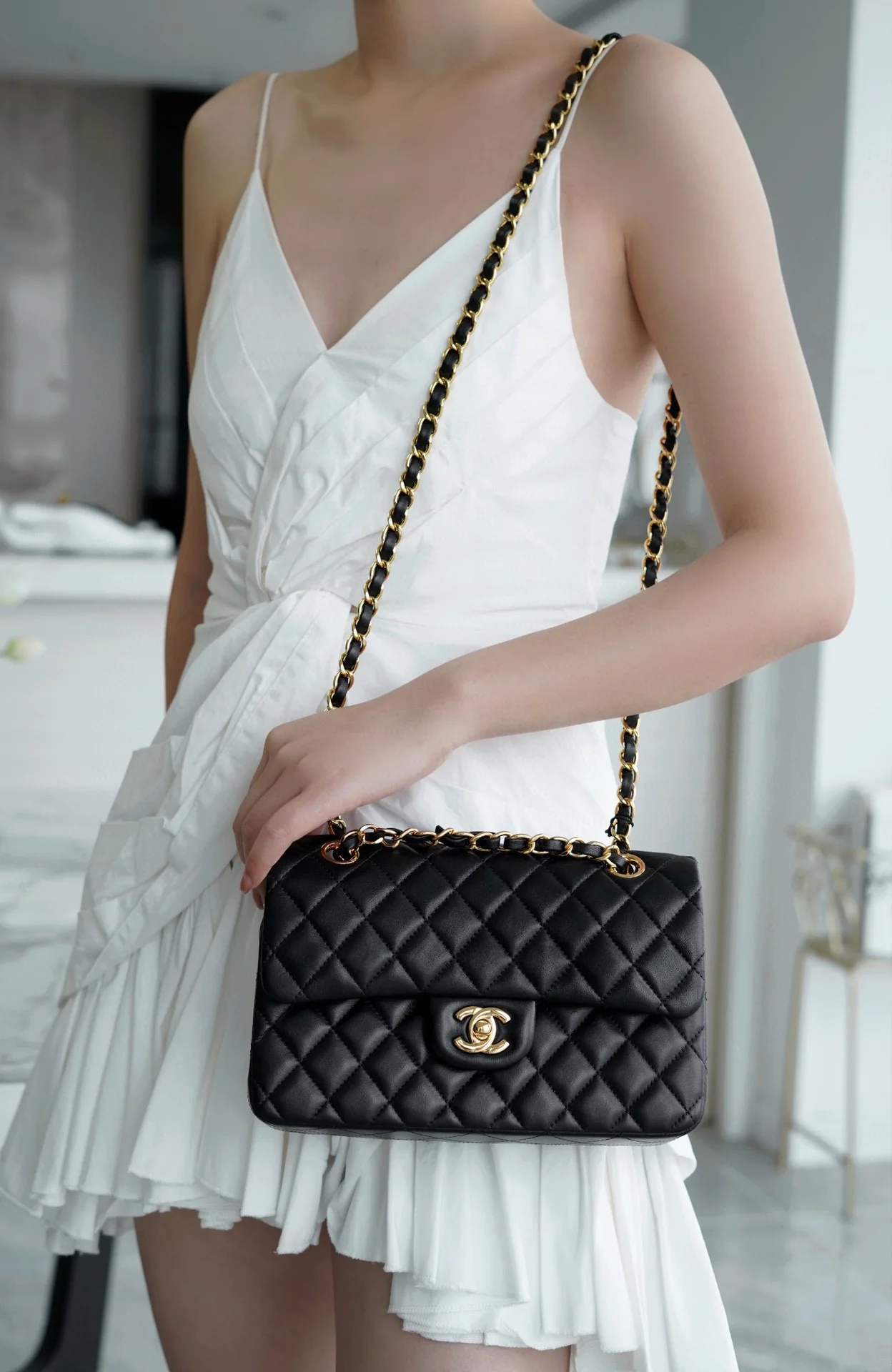 Сумка Chanel CF Medium - 23 см - из черной овечьей кожи с золотой пряжкой - CF23