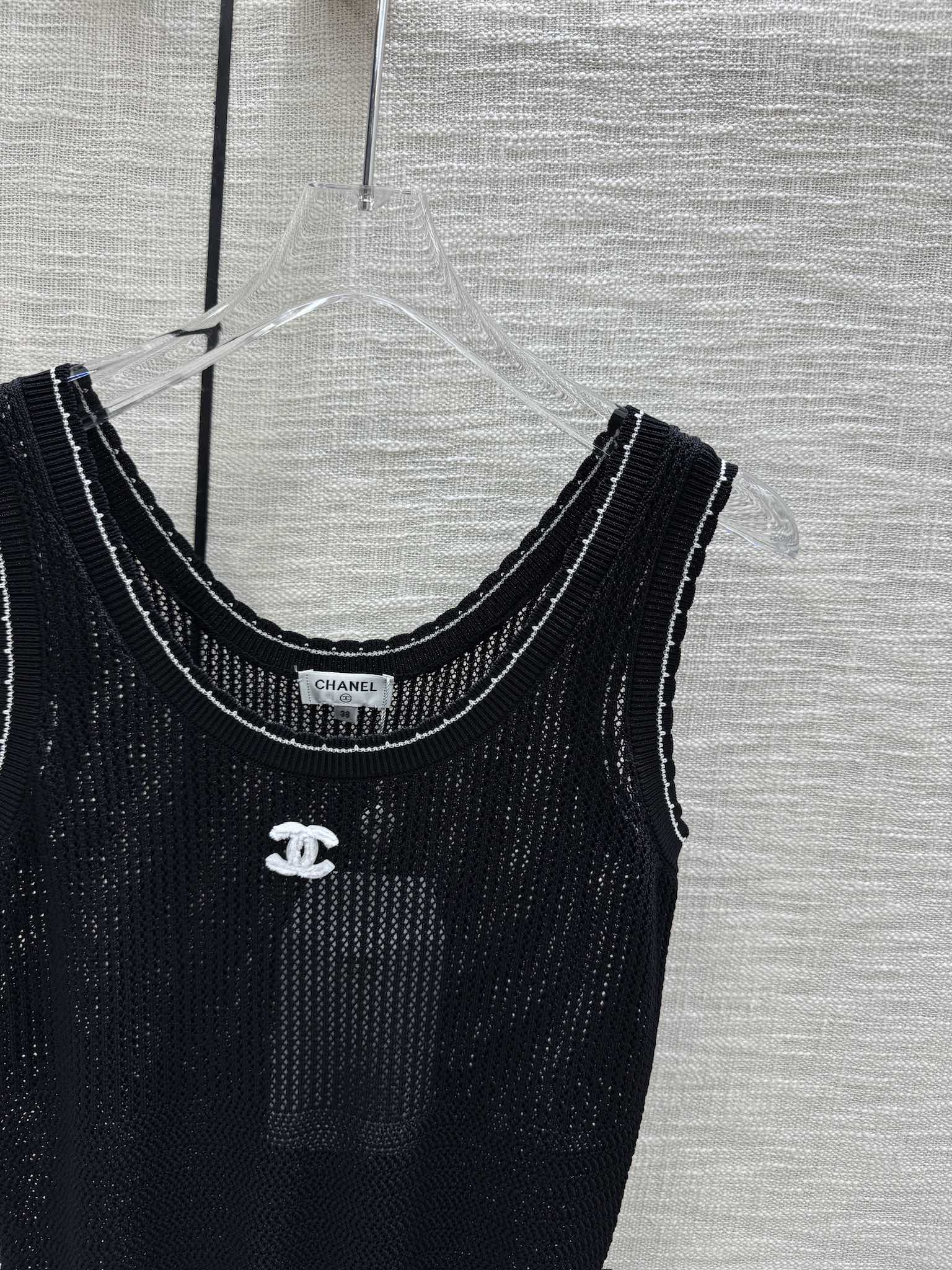 Вязаный жилет Chanel 2403 с ажурной отделкой - черный