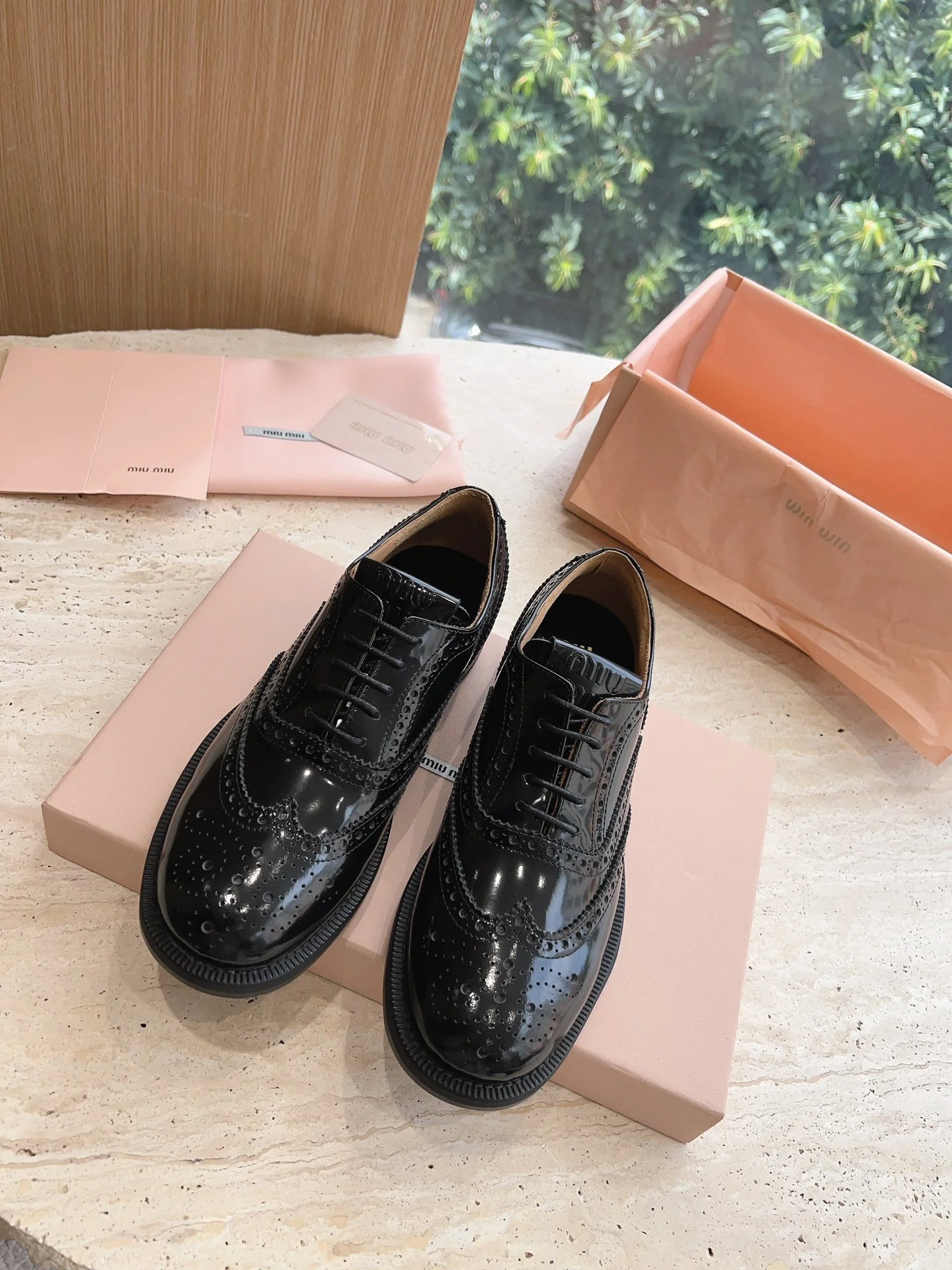 Новинка Miu Miu 2023 года - Лоферы на шнуровке в британском стиле - Черные