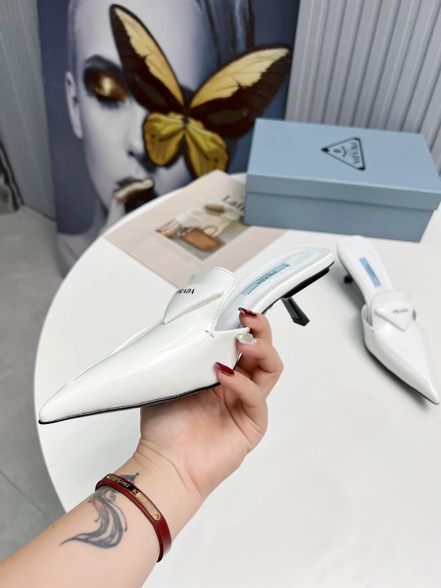 Prada - Белые туфли на каблуке с острым носком