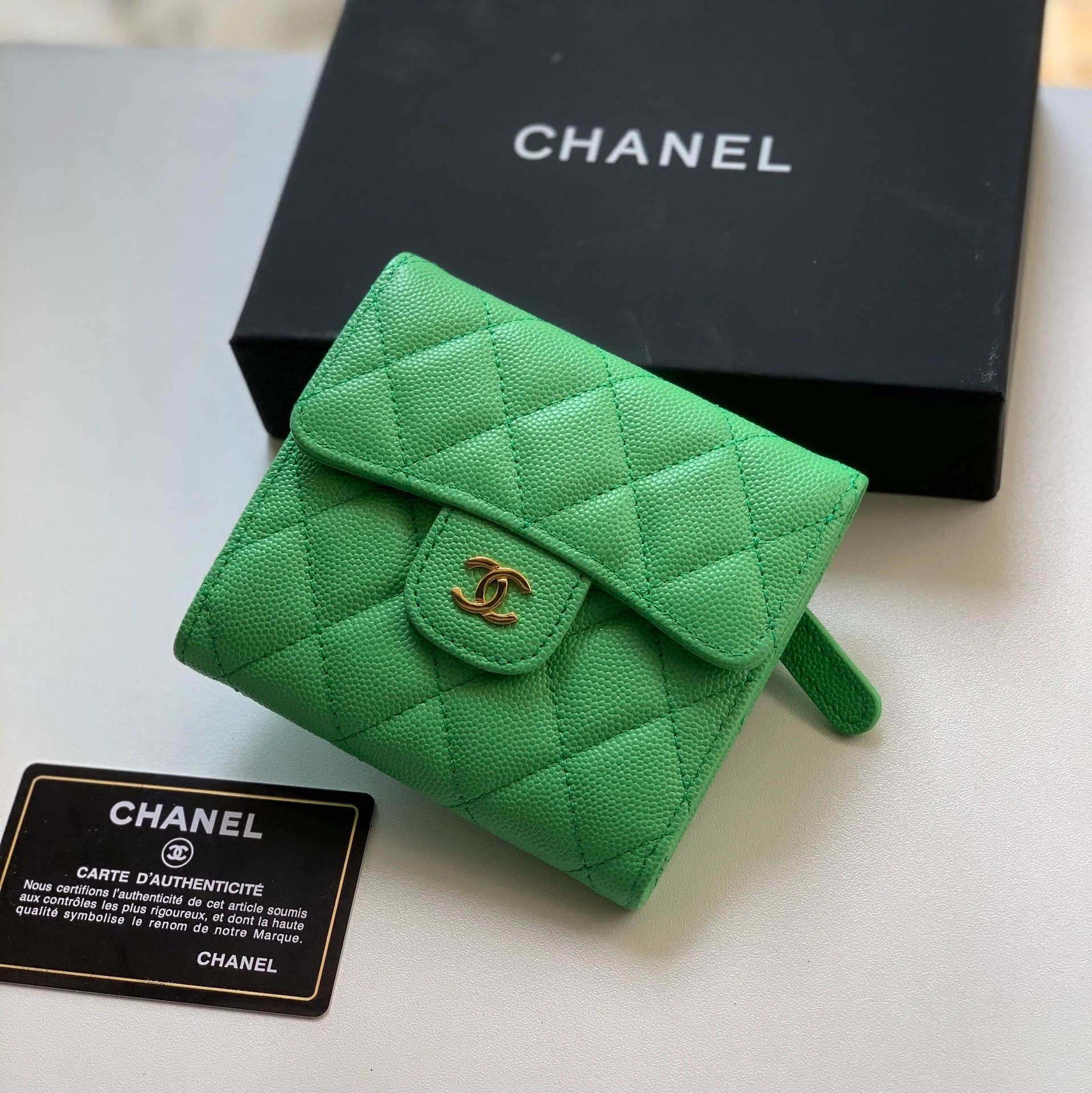Короткий трехсекционный кошелек Chanel CF Tri-fold — зеленый, цвета личи, с золотой пряжкой.