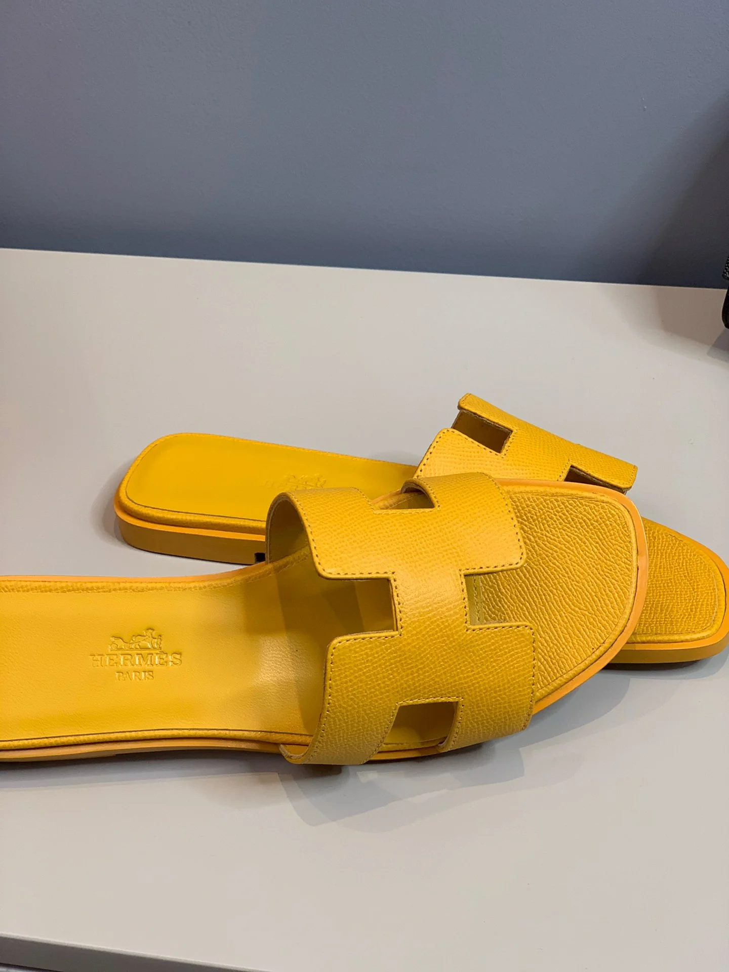 Новинка 2022 года от Hermes - Тапочки с отпечатком руки в форме буквы H - Желтые