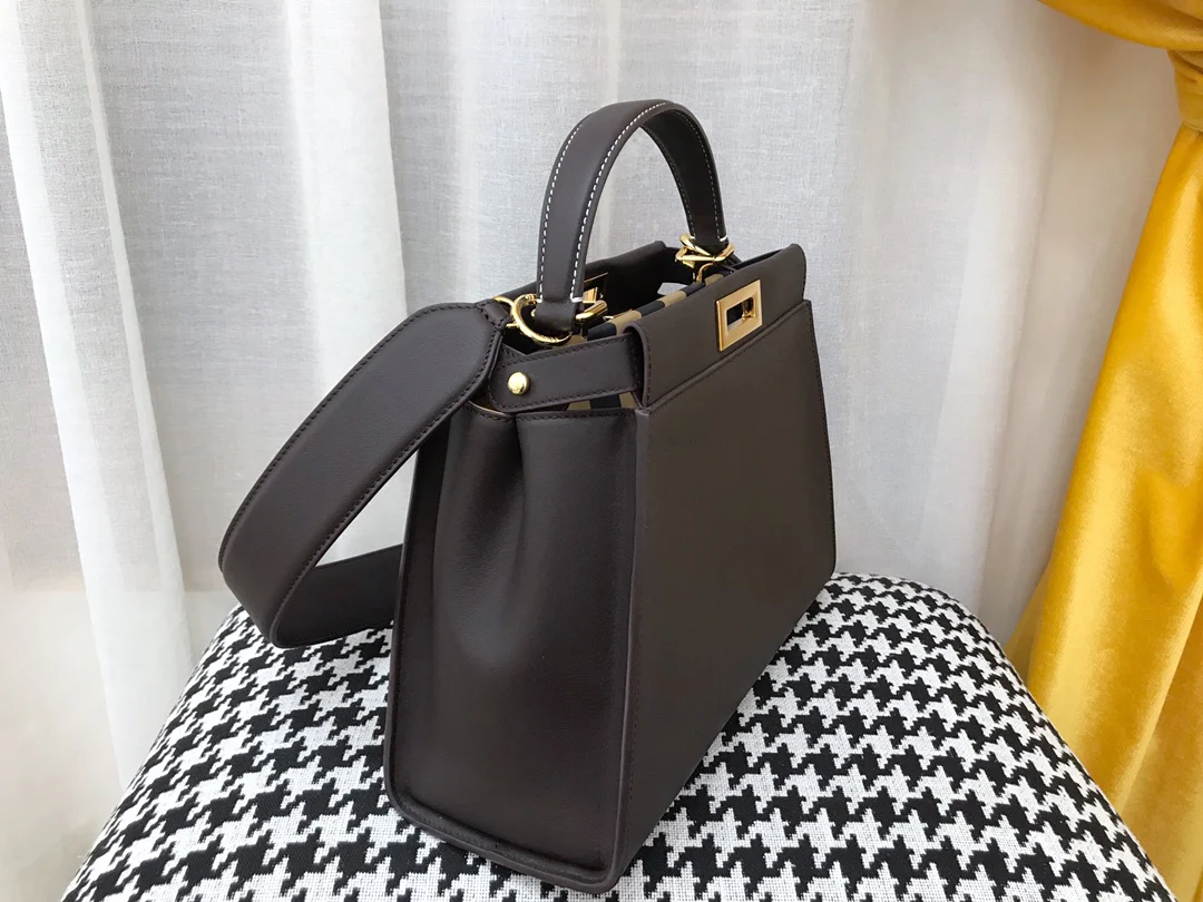 Сумка Fendi Peekaboo Medium из темно-коричневой кожи.