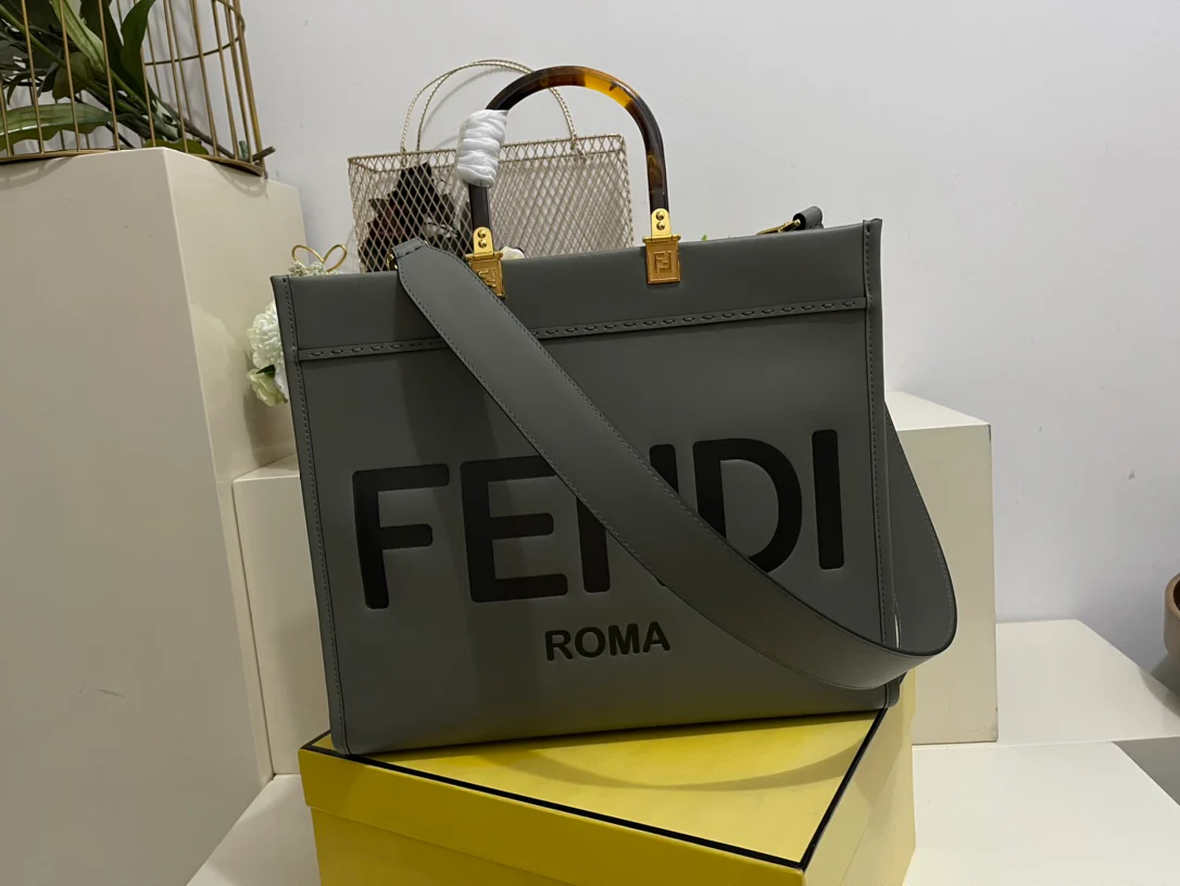 Сумка Fendi Sunshine Medium из серой кожи.