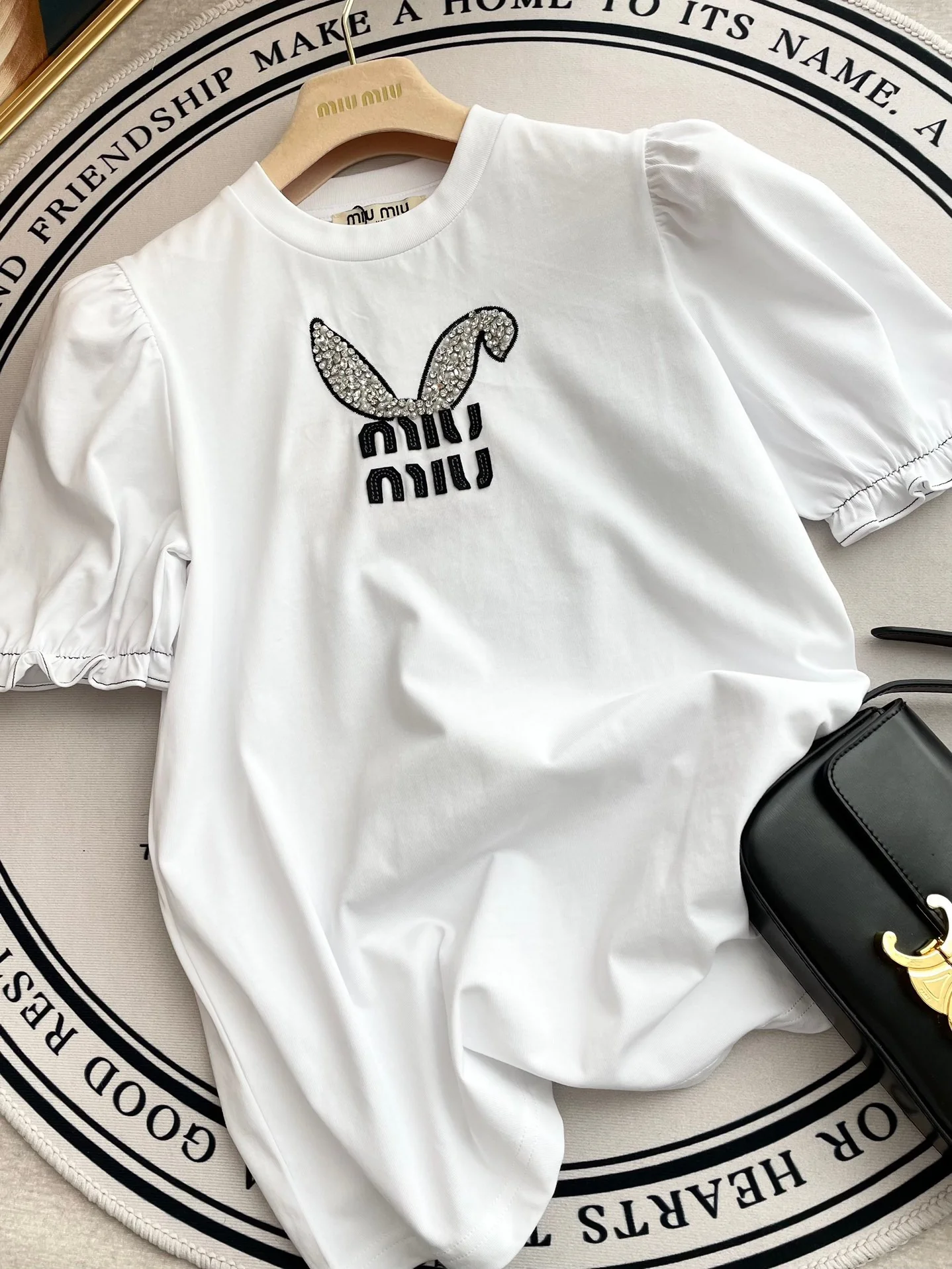 Miu Miu-2404 - Футболка с коротким рукавом, пышными рукавами, украшенная заячьими ушками и заклепками, с круглым вырезом и надписью.