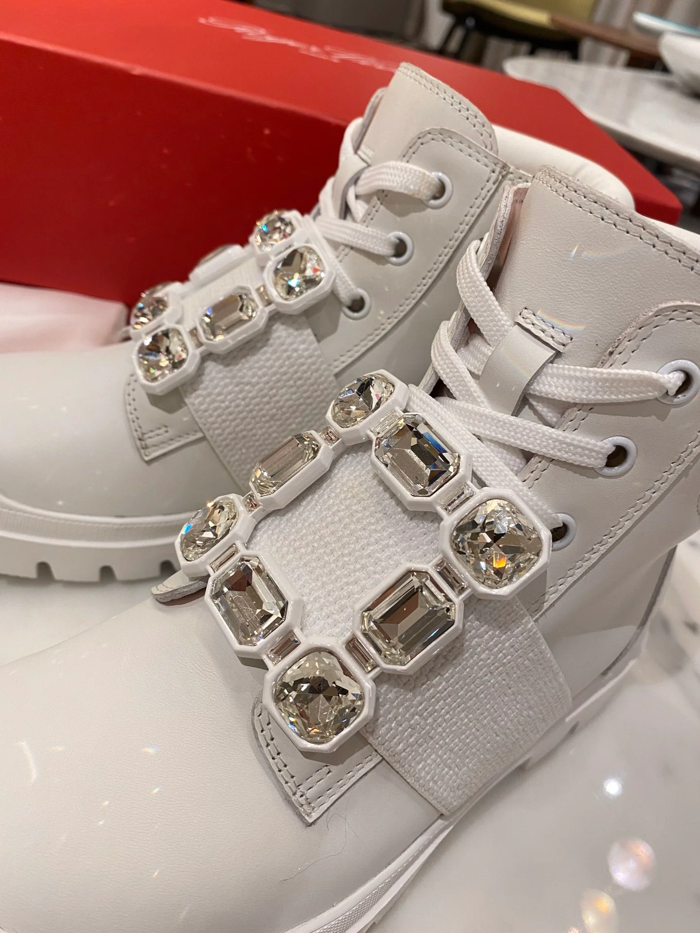 RV - Осенне-зимняя коллекция. Ботильоны на тонком шнурке с квадратной пряжкой - белые.