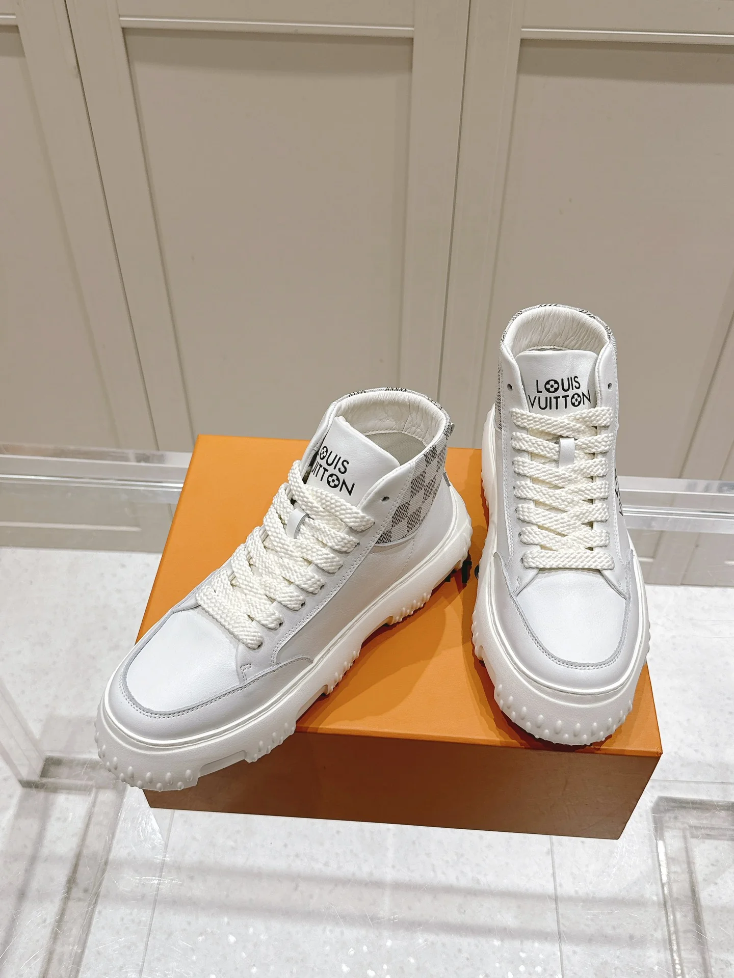 Высокие кроссовки LV-2024 - белые