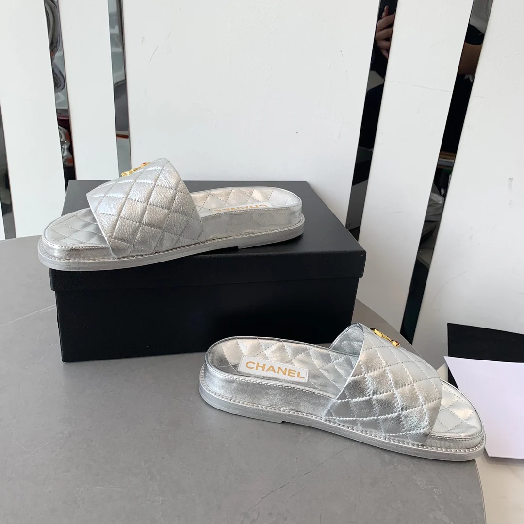 Новинка сезона осень/зима 2022 от Chanel - Тапочки из овечьей кожи - Серебристые