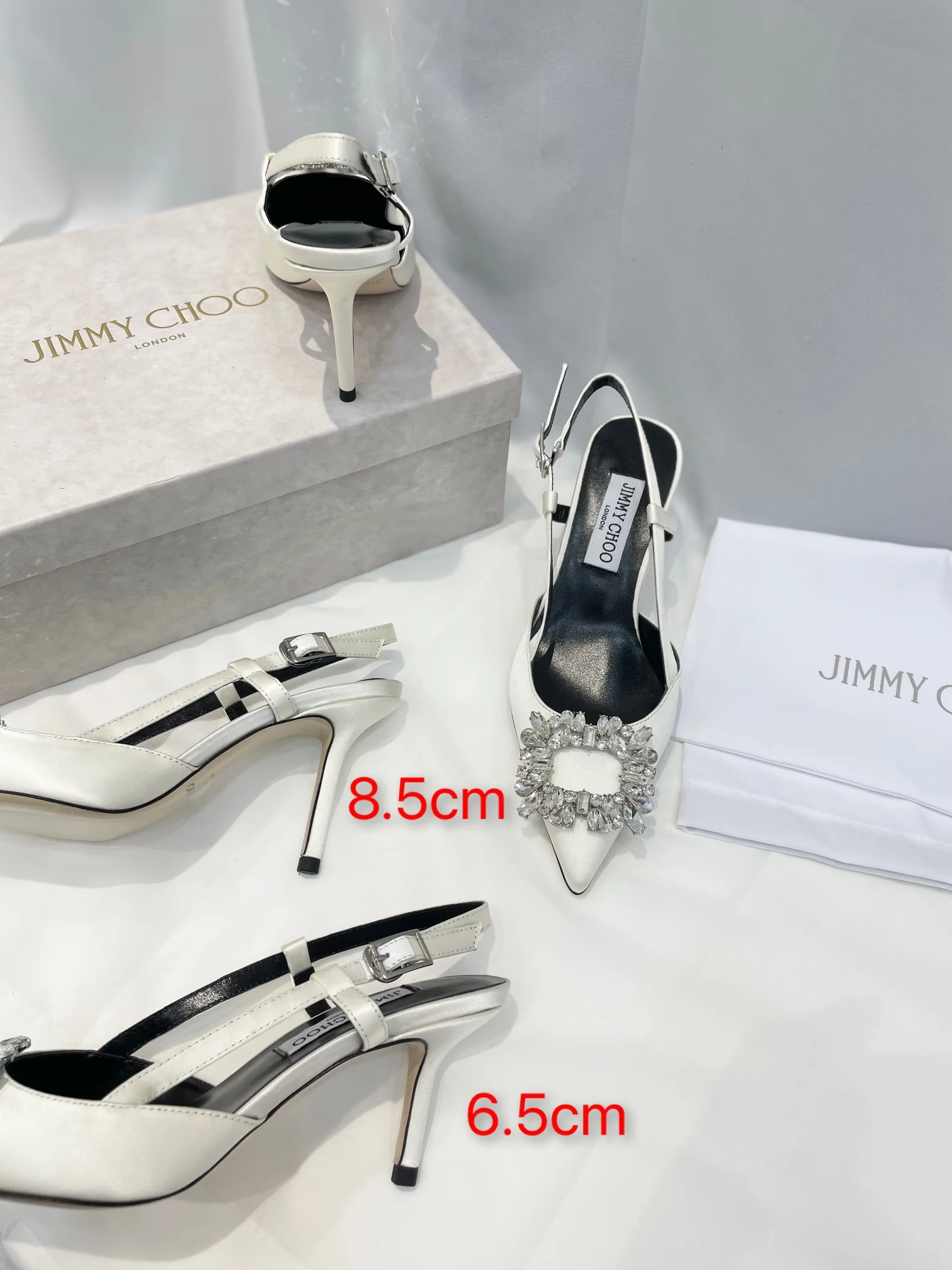 Серия Jimmy Goddess - Туфли на высоком каблуке с бриллиантовой пряжкой - Белые