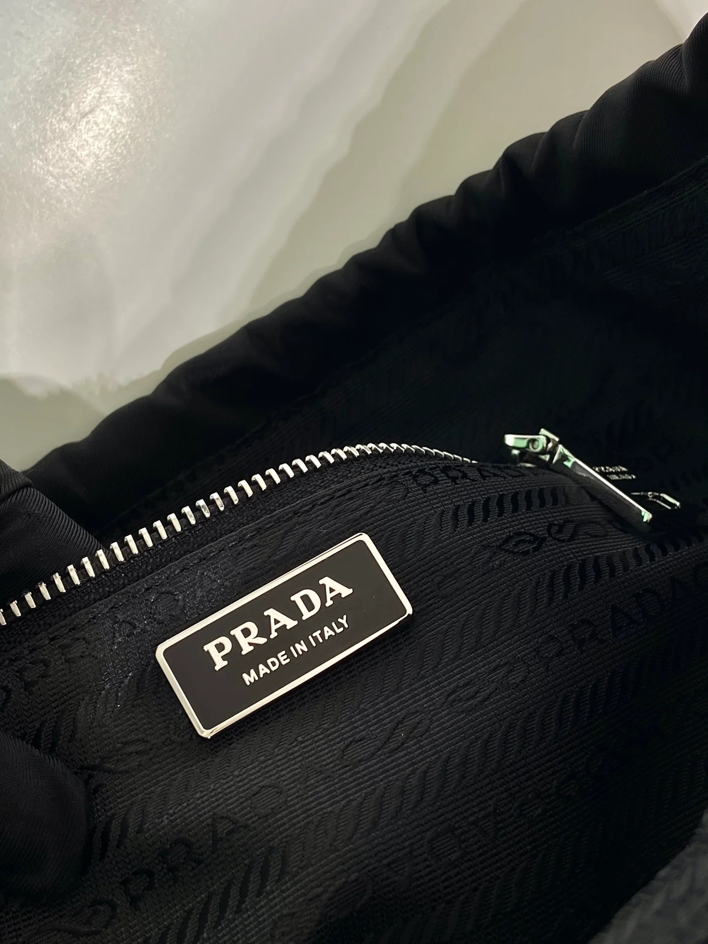Винтажная сумка Prada на завязках, большая, черная.