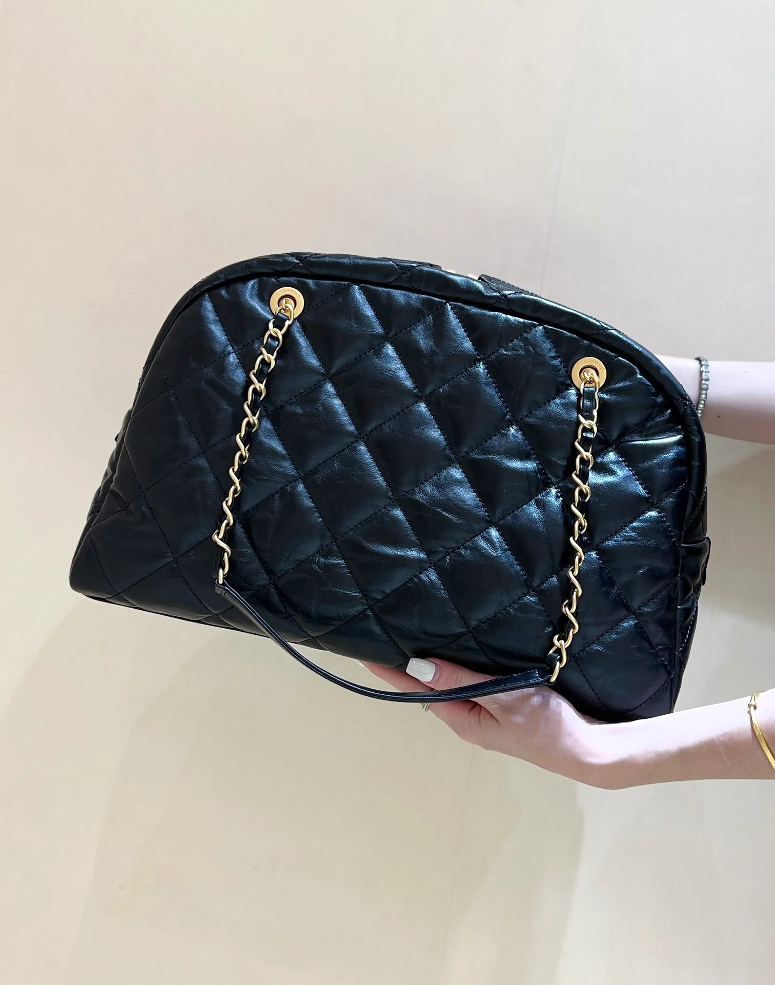 Маленькая сумка-боулинг Chanel 24a - черная