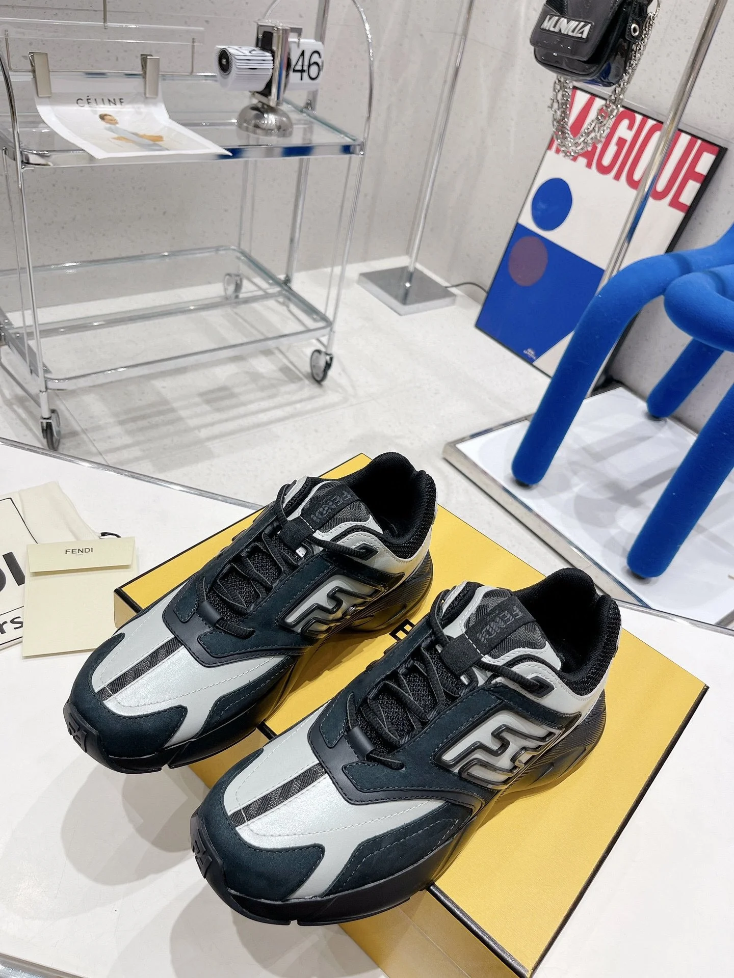 Новинки осенне-зимней коллекции Fendi 2022 — ретро-кроссовки — массивная обувь — парный стиль