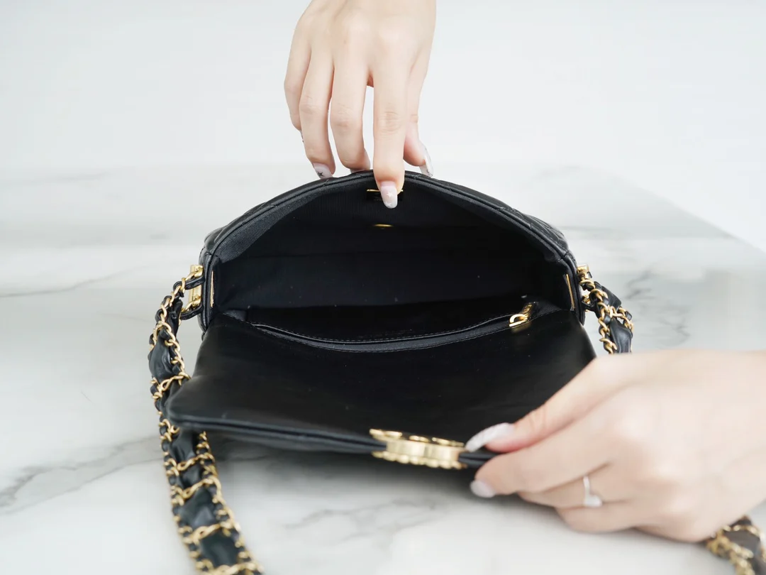 Коллекция Chanel осень/зима - сумка с широким плечевым ремнем и клапаном, черная с золотыми вставками из мятой телячьей кожи.