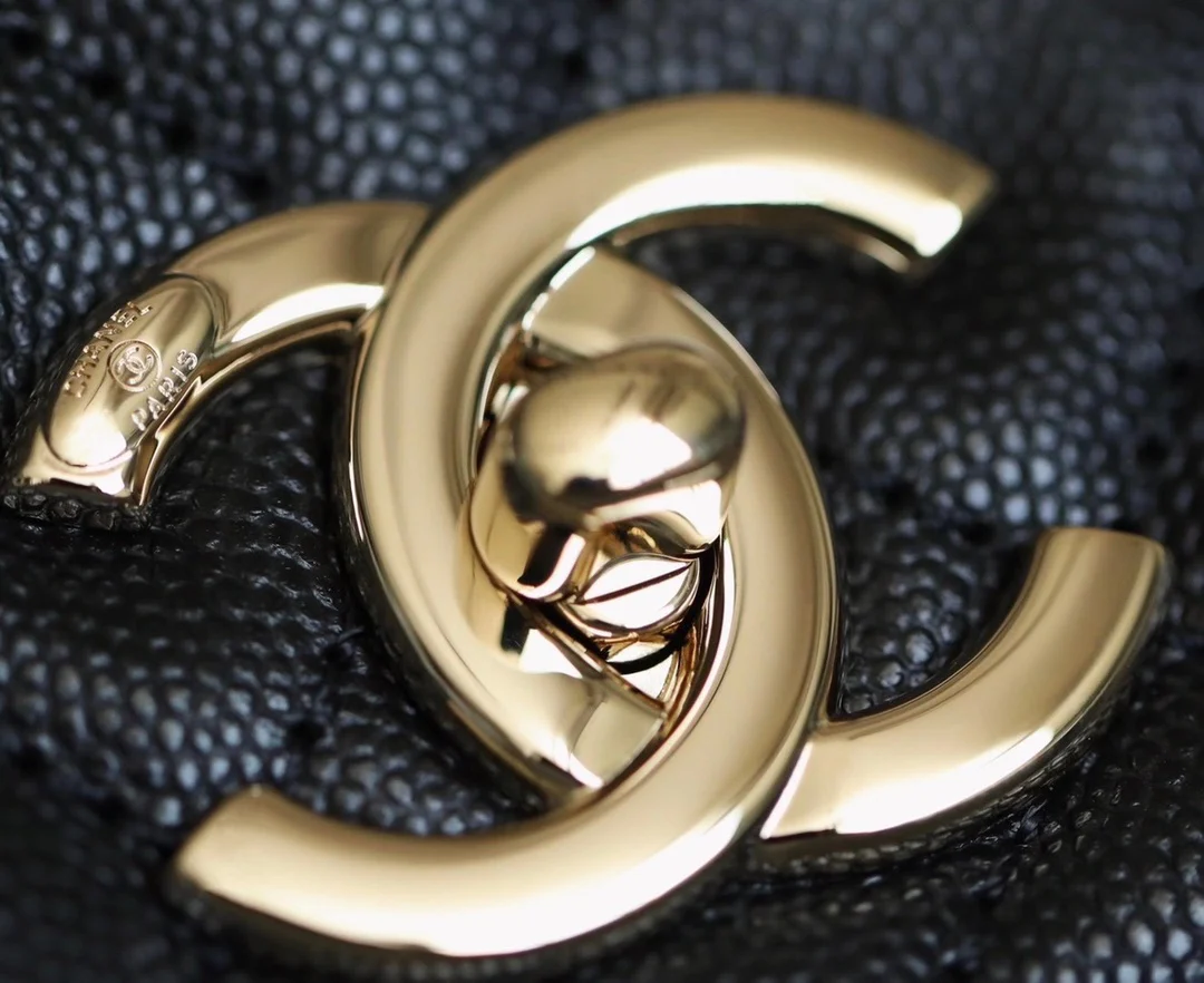 Мини-сумка Chanel Coco Handle — черная кожа с золотистой пряжкой.