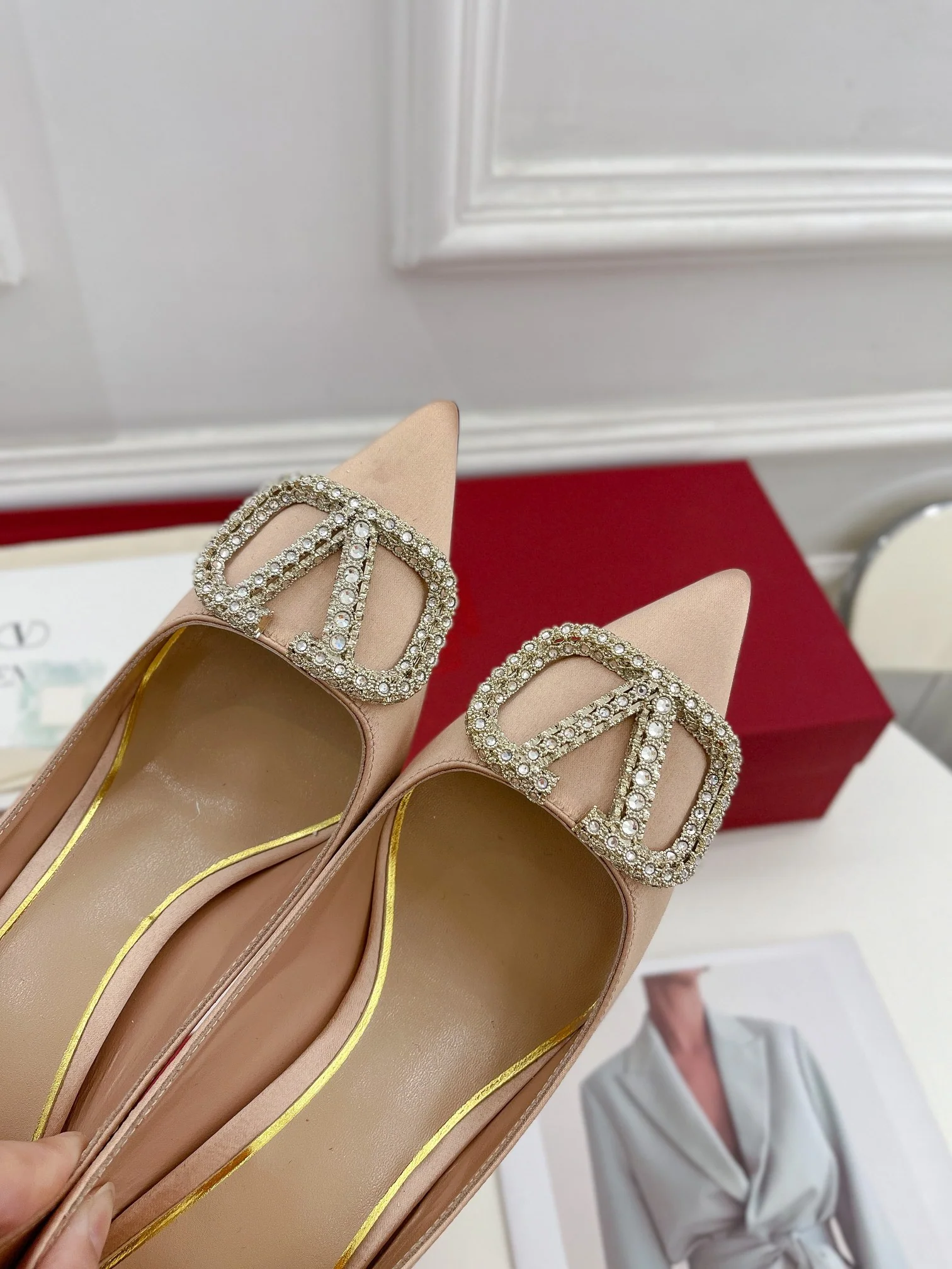 Новинка лета 2023 от Valentino - Коллекция Roman Stud - Туфли на высоком каблуке с бриллиантовой пряжкой - 5 см - Телесный цвет