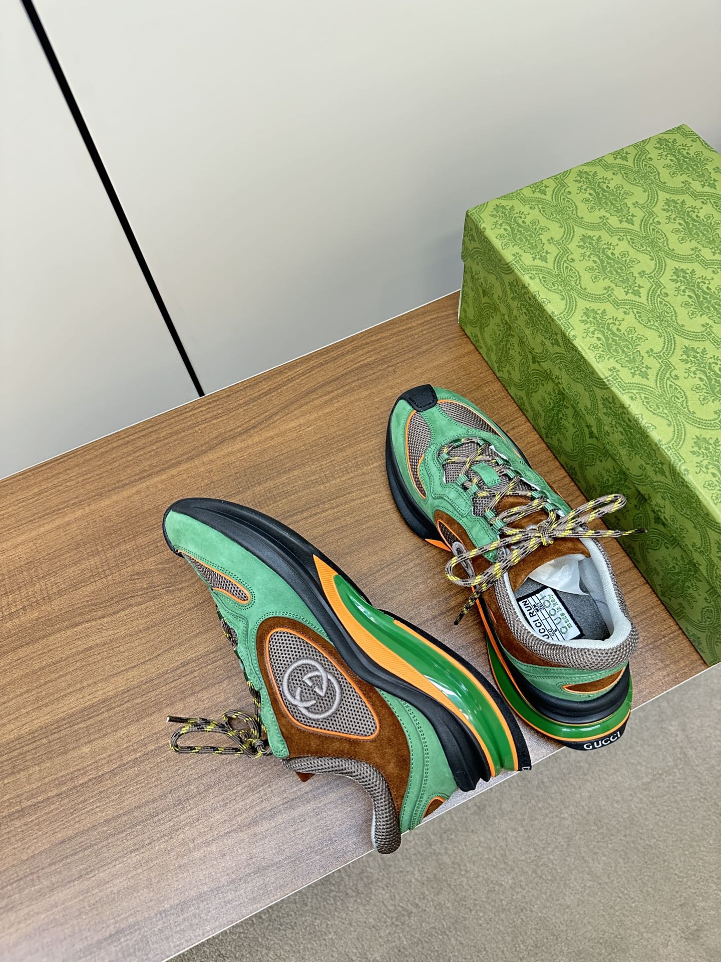 Новинка осенне-зимней коллекции Gucci 2023 — Кроссовки из однотонного вязаного кроя — Унисекс — Зеленый