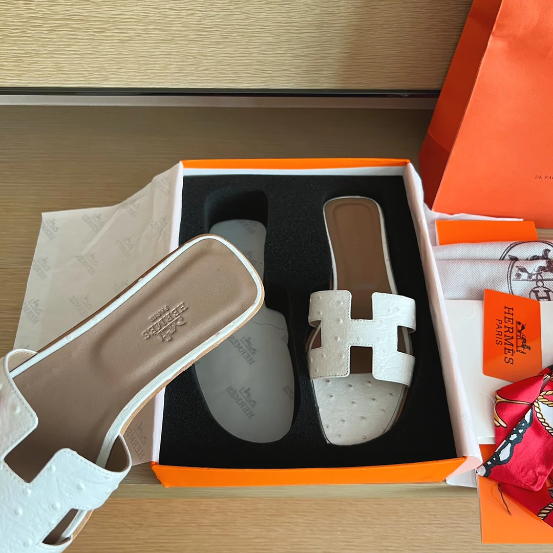 Классические домашние тапочки Hermes с буквой H — белые в горошек.