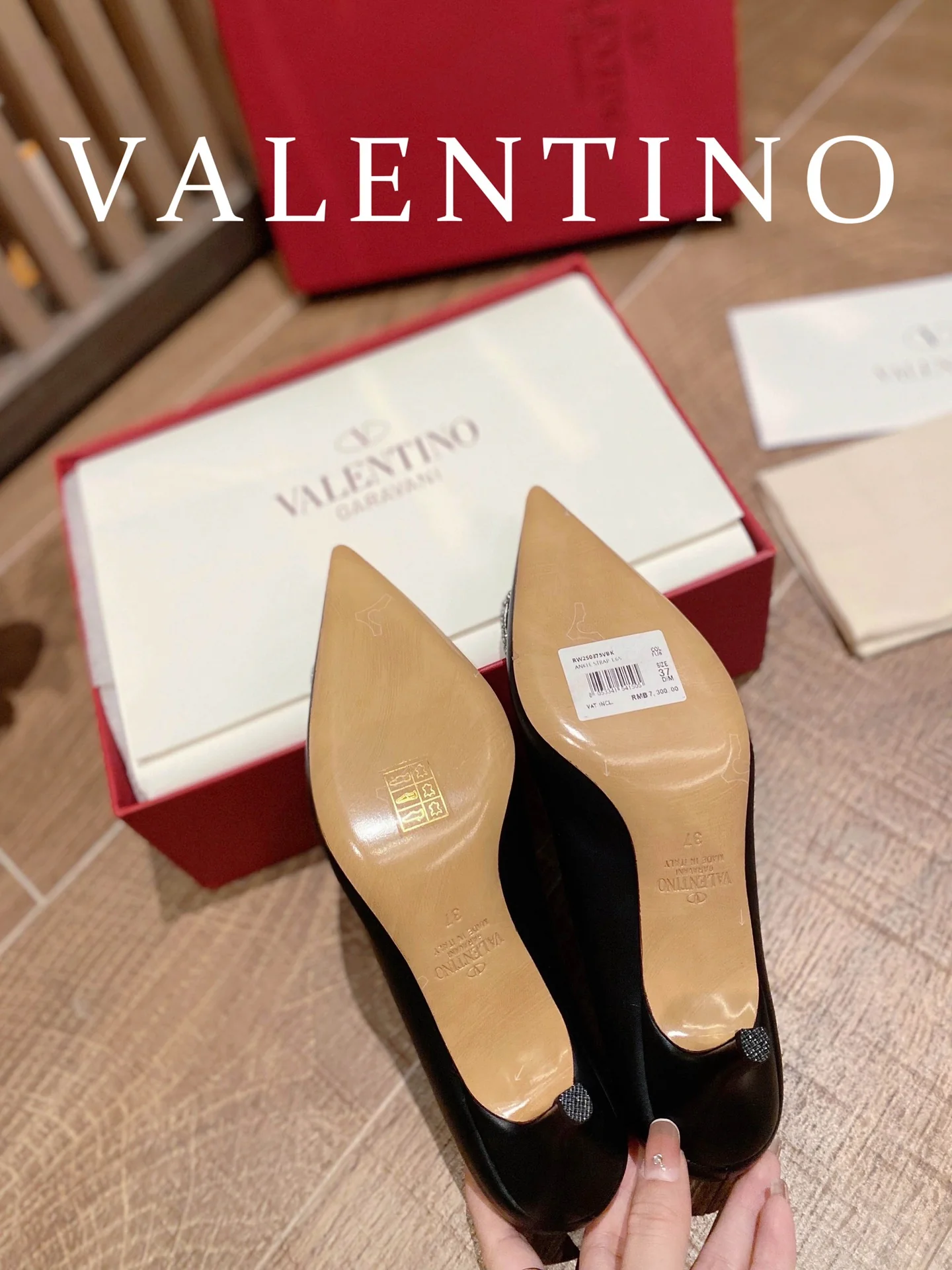 Туфли Valentino на каблуке с V-образным вырезом и бриллиантовой пряжкой — черные.