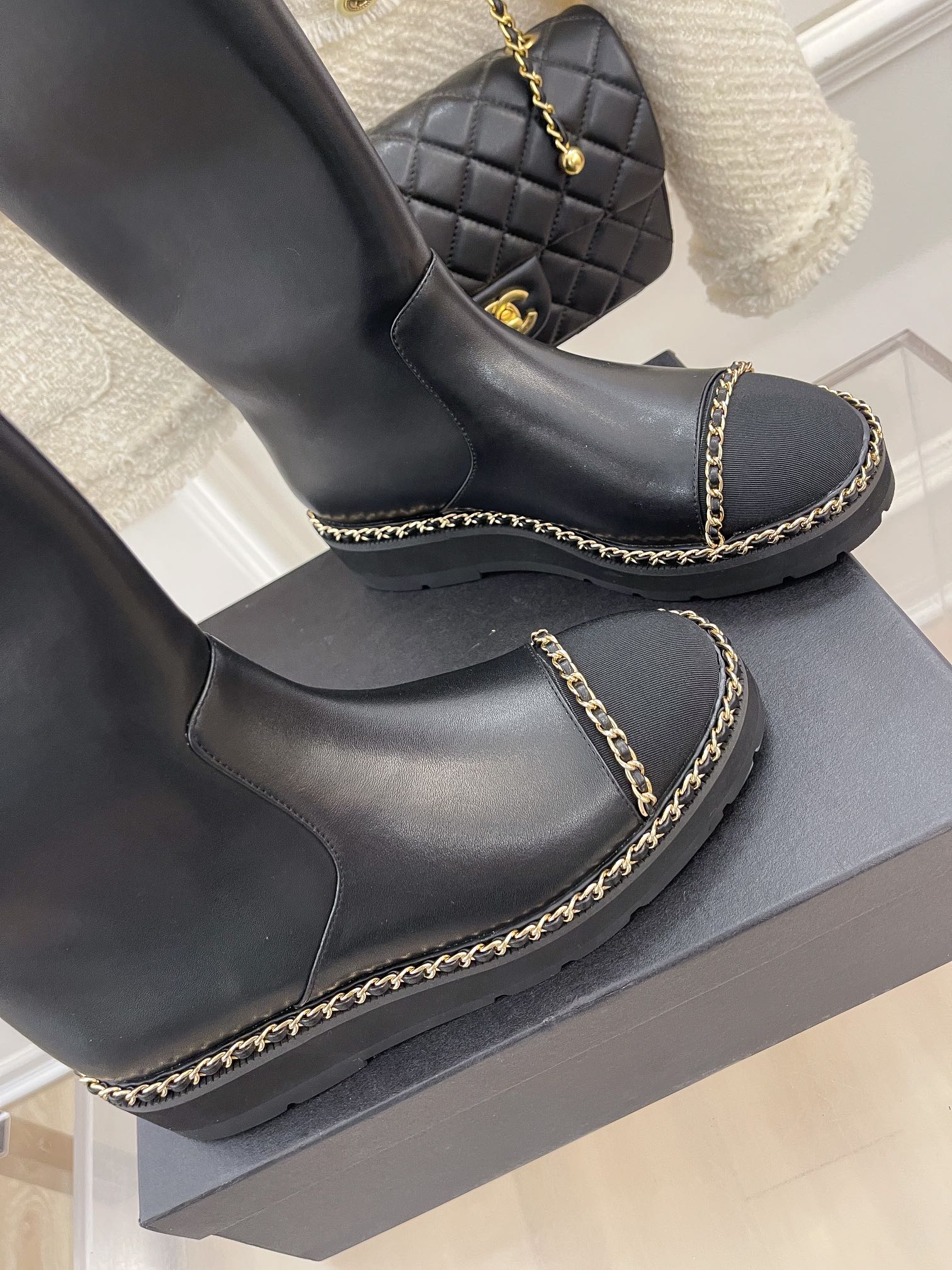 Коллекция Chanel ?Ранняя весна 2022? — Длинные сапоги с цепочкой по краю — Черные