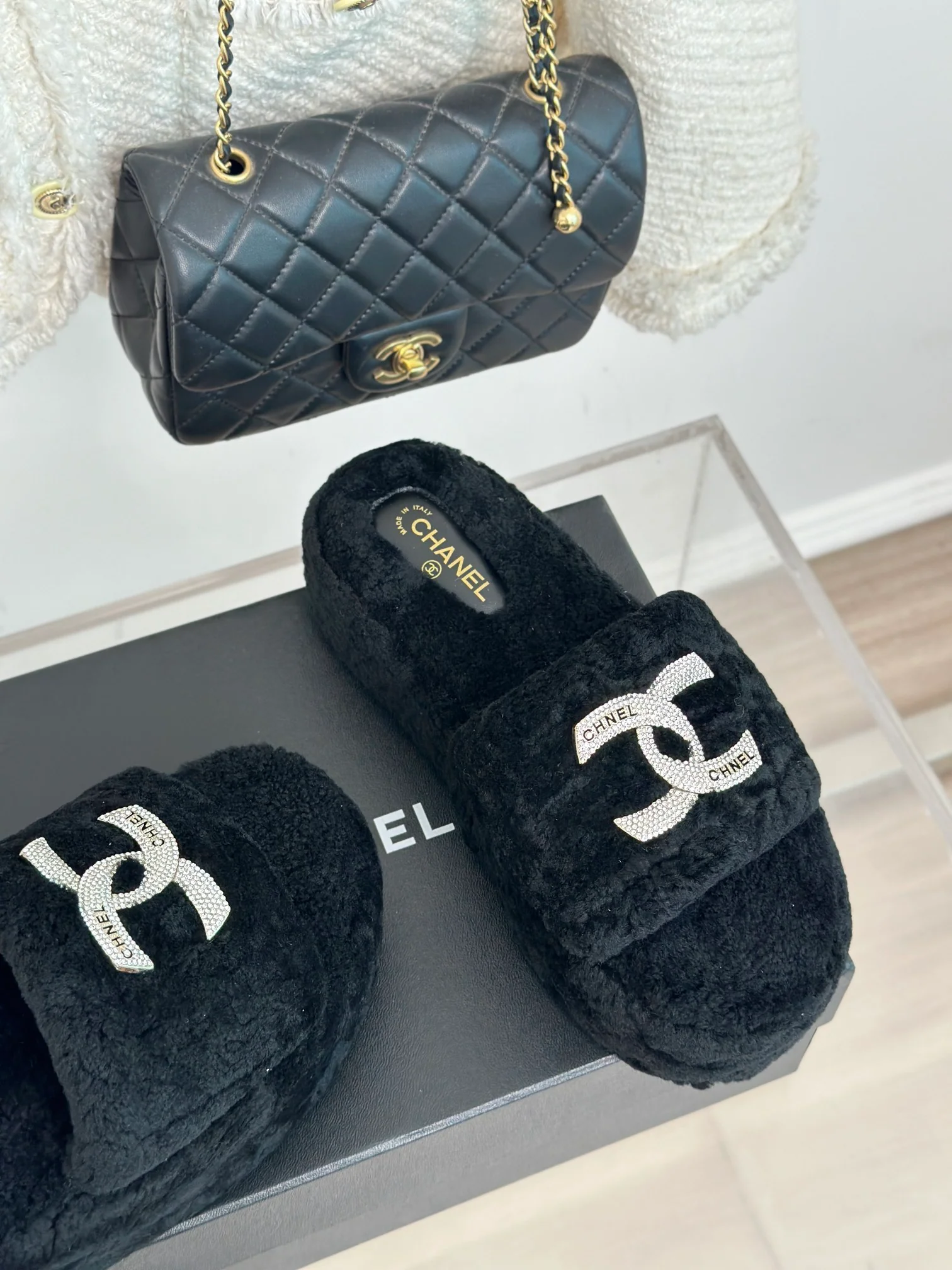 Классические всесезонные домашние тапочки Chanel Double C с меховой подкладкой и открытой пяткой - черные.