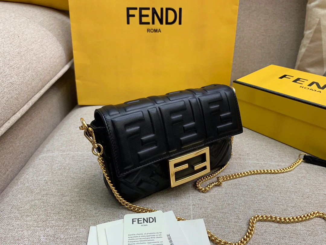 Маленькая черная кожаная сумка Fendi Baguette