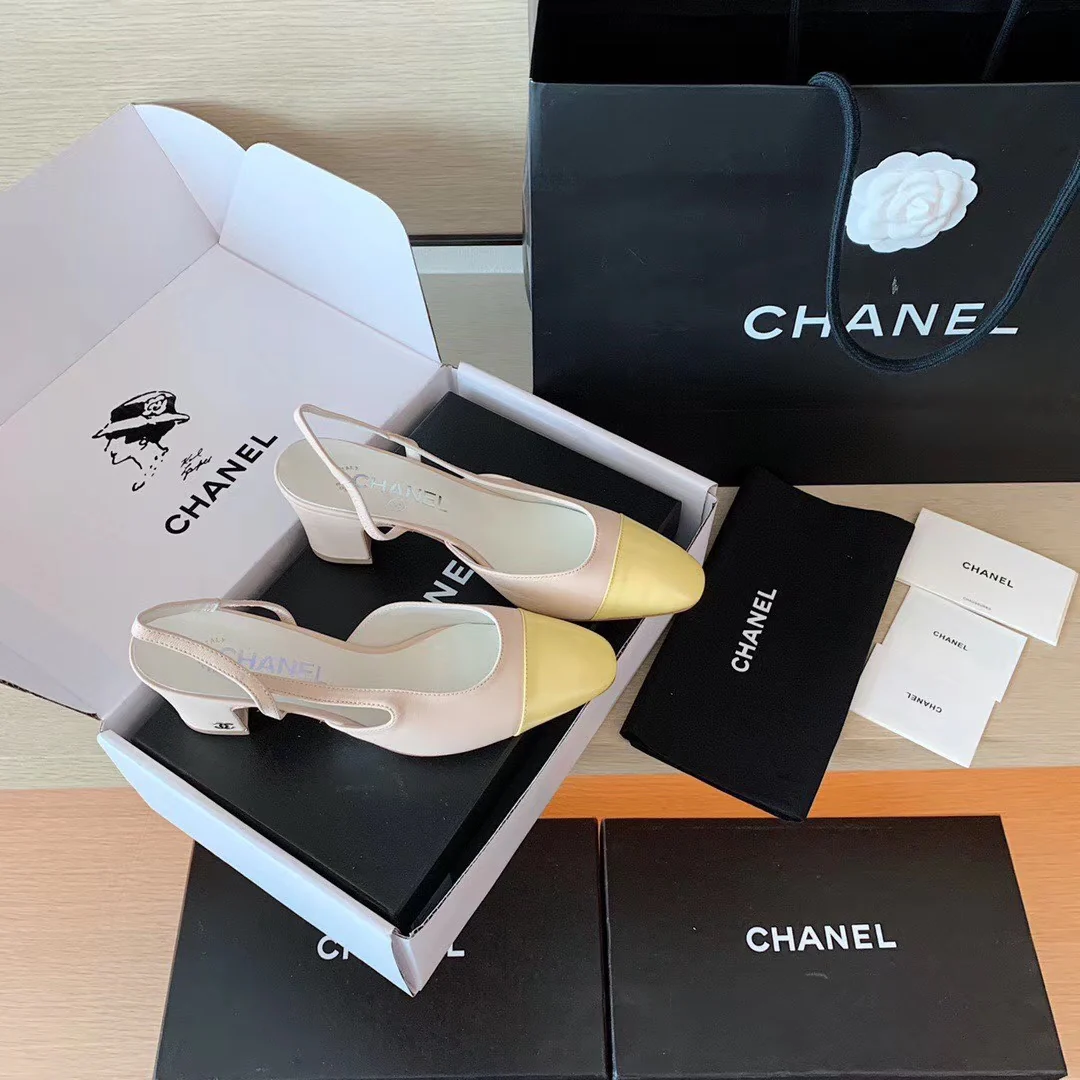 Классические сандалии Chanel на массивном каблуке - желтые