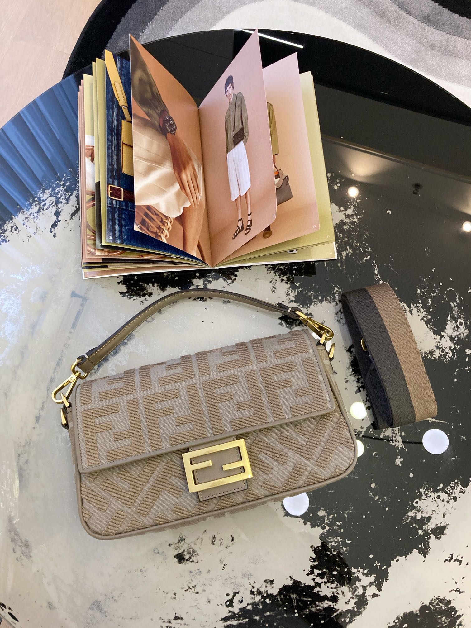 Сумка Fendi Baguette Medium из абрикосового холста