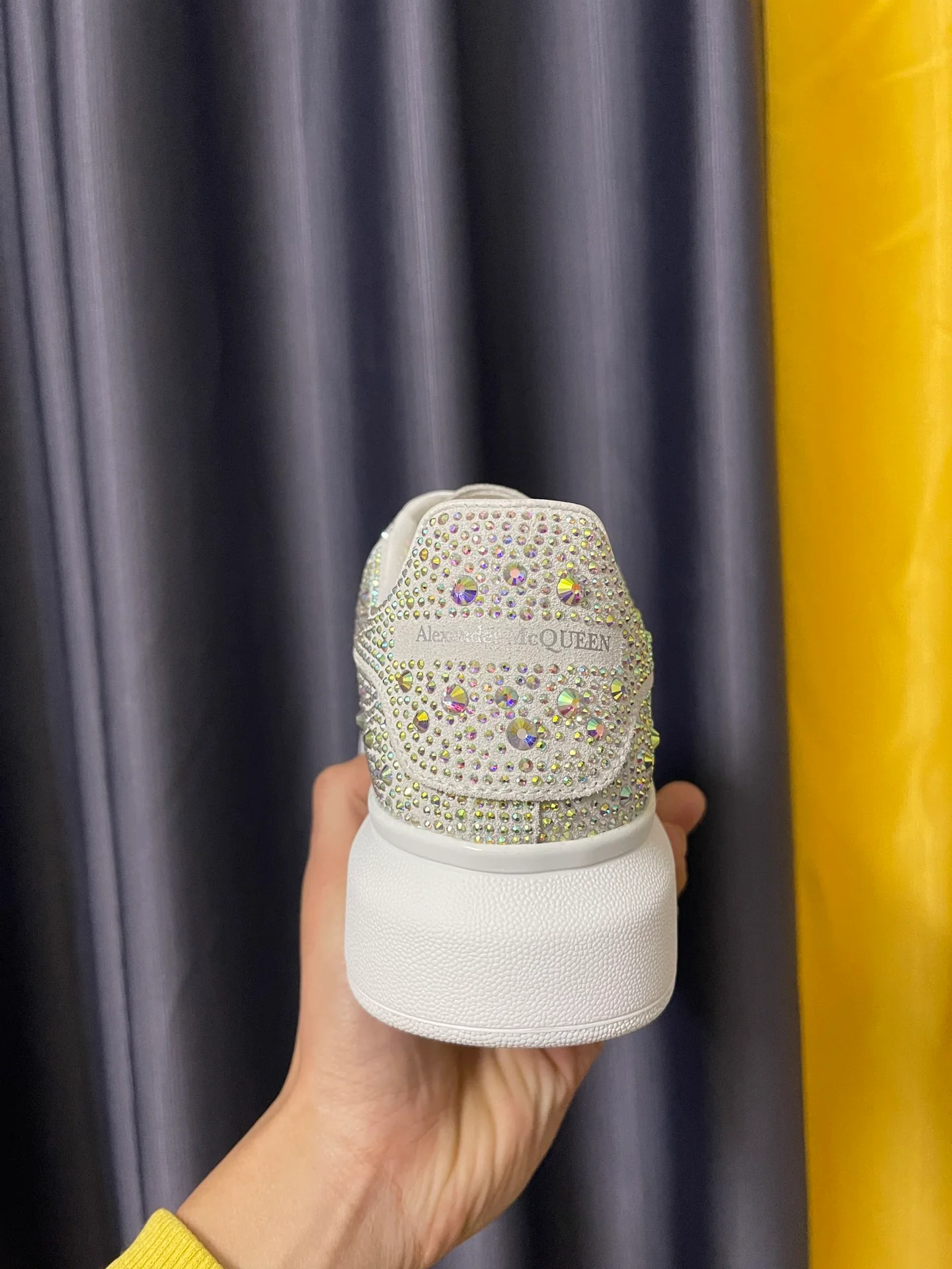 Классические белые кроссовки McQueen - унисекс - с переливающимся алмазным покрытием - премиум-издание