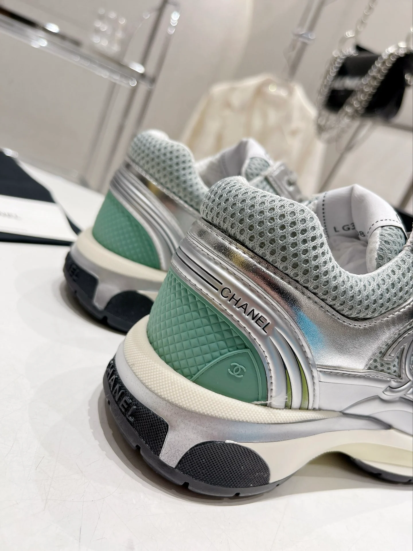 Новинка весенней коллекции Chanel 2023 года - Дышащая сетка - Повседневные кроссовки - Серебристые