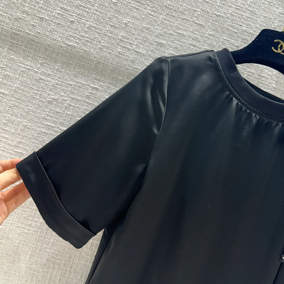 Новая коллекция Chanel Весна/Лето 2024: Топ с бантом, круглым вырезом и одним рукавом - Черный