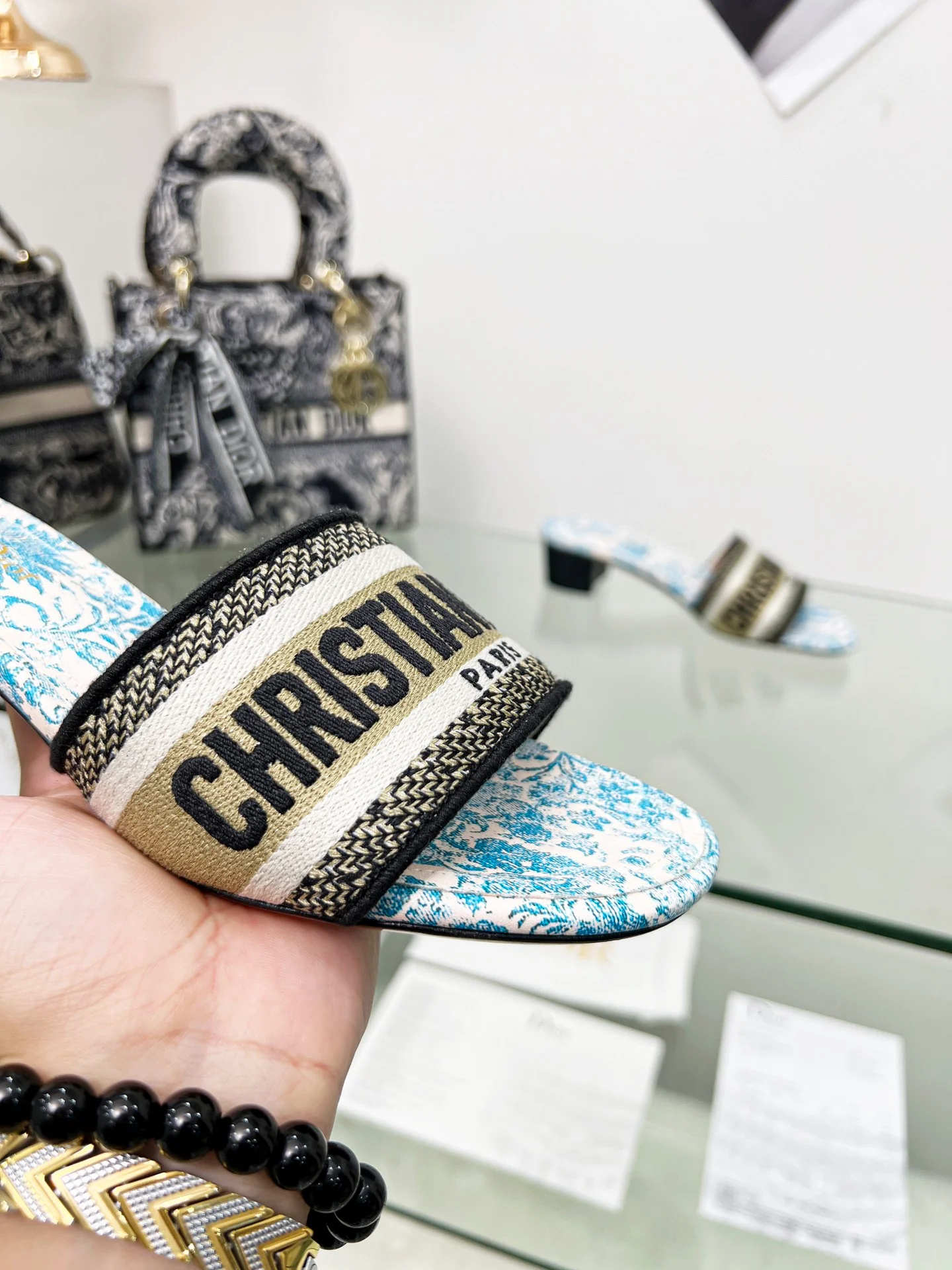 Новинка сезона весна/лето 2022 — туфли на каблуке с вышитыми буквами.