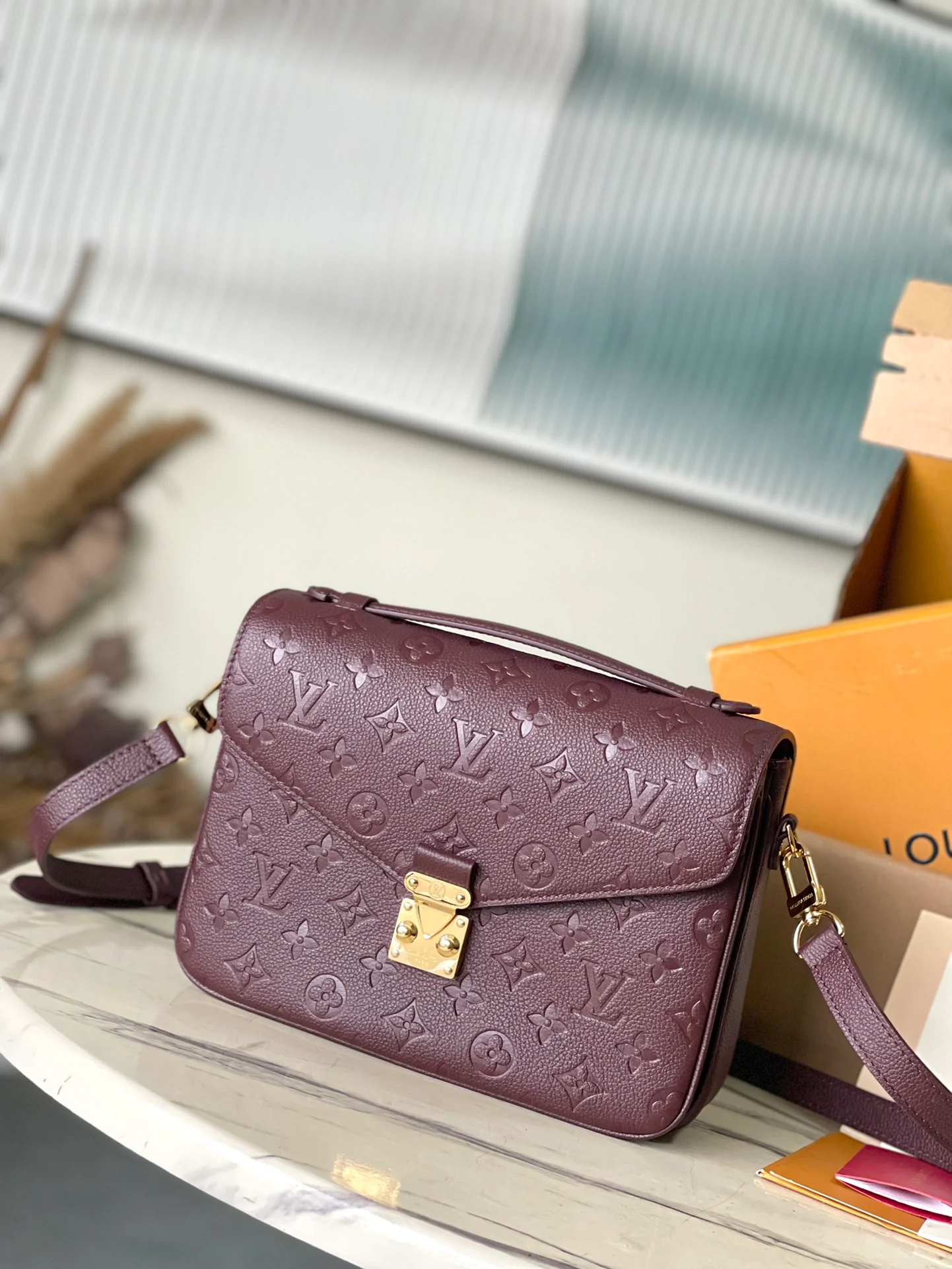 m46613-LV-Pochette-Metis-Classic с узором, кожа, винно-красный