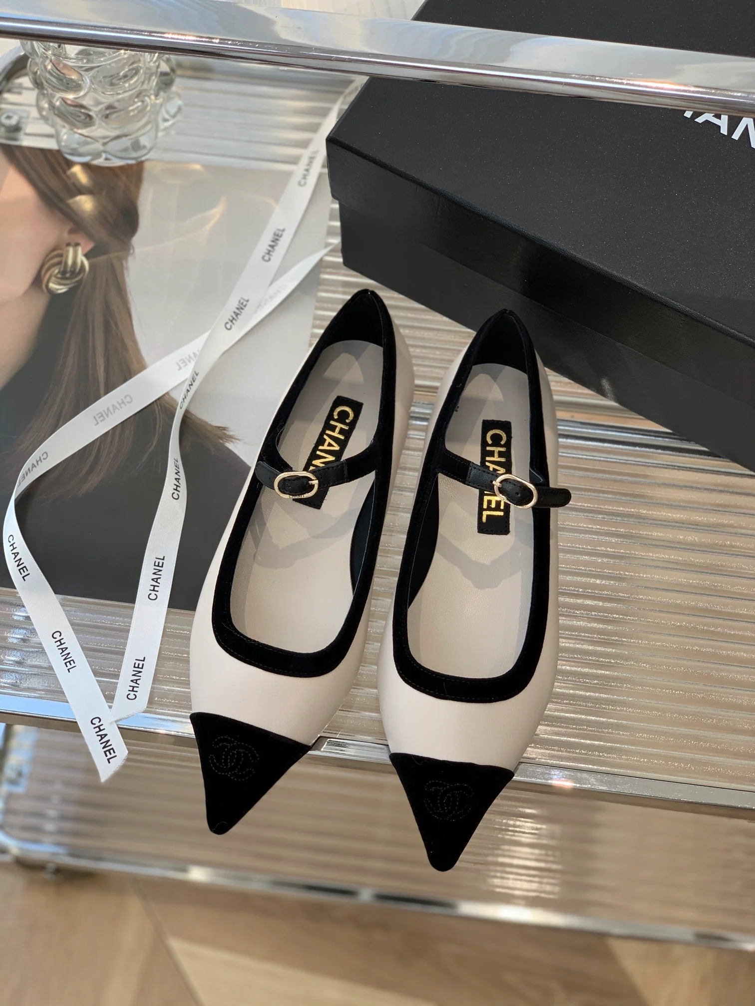 Туфли ?Мэри Джейн? от Chanel — бархат и овечья кожа — белые.