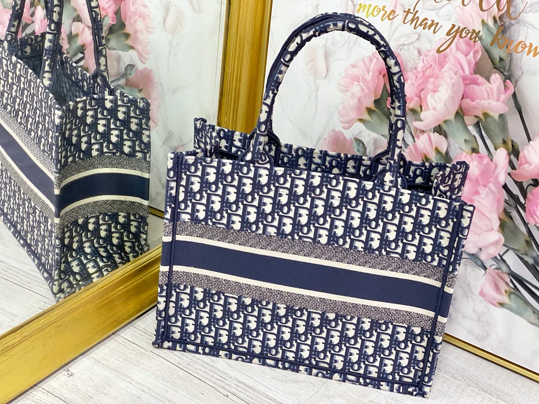 Сумка-тоут Dior Book, маленький размер 36,5 см, темно-синяя канва Monogram.