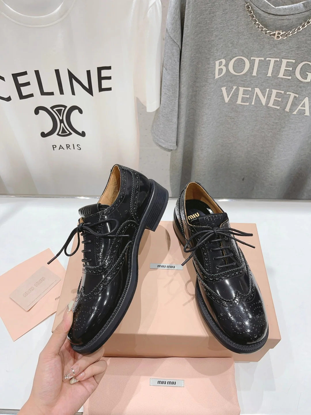 Коллекция Miu Miu весна/лето 2023 — Туфли-броги — Черные