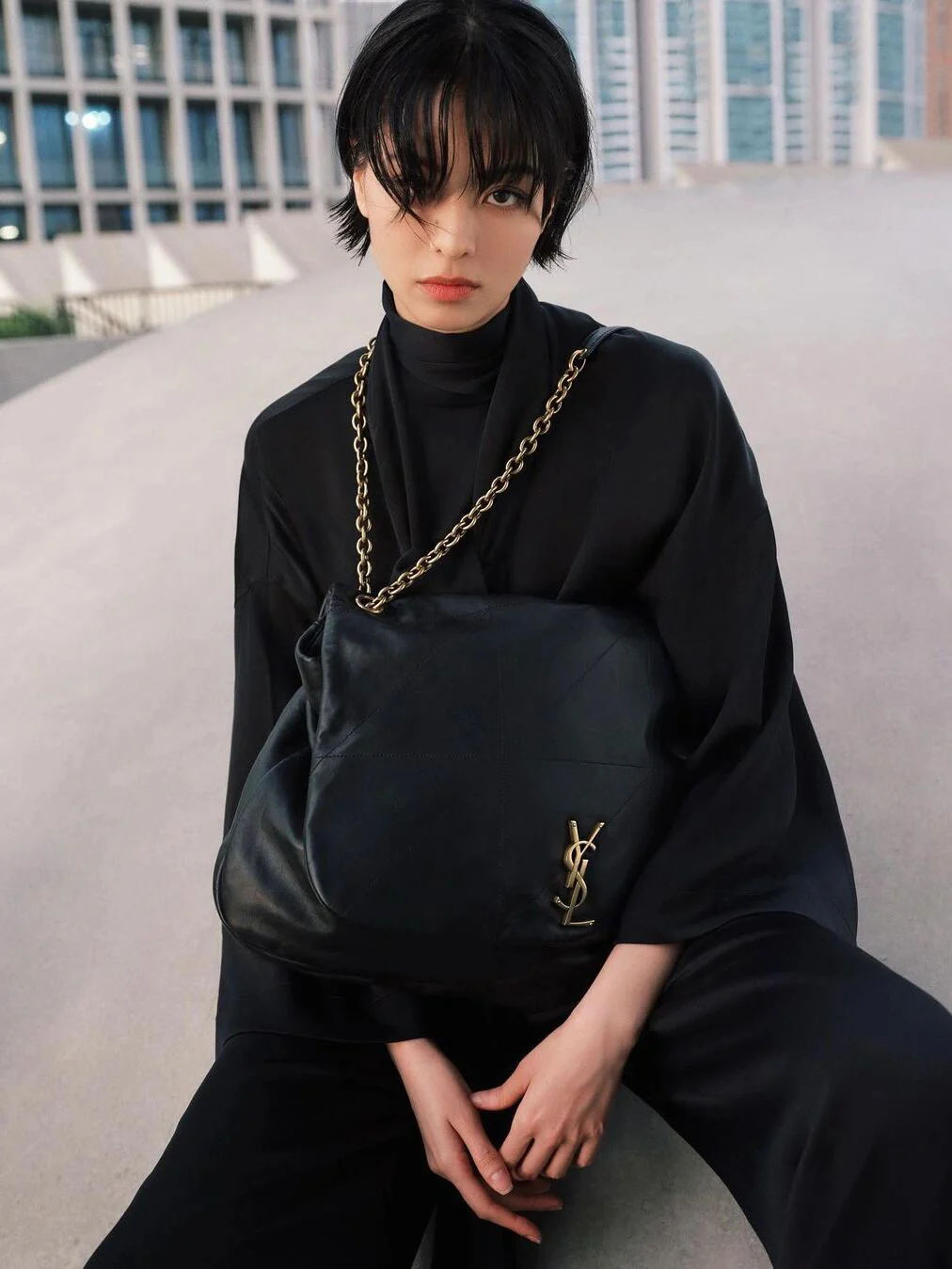 Сумка YSL из кожи ягненка наппа с двумя цепочками — в стиле Джейми — фотографии в одежде.