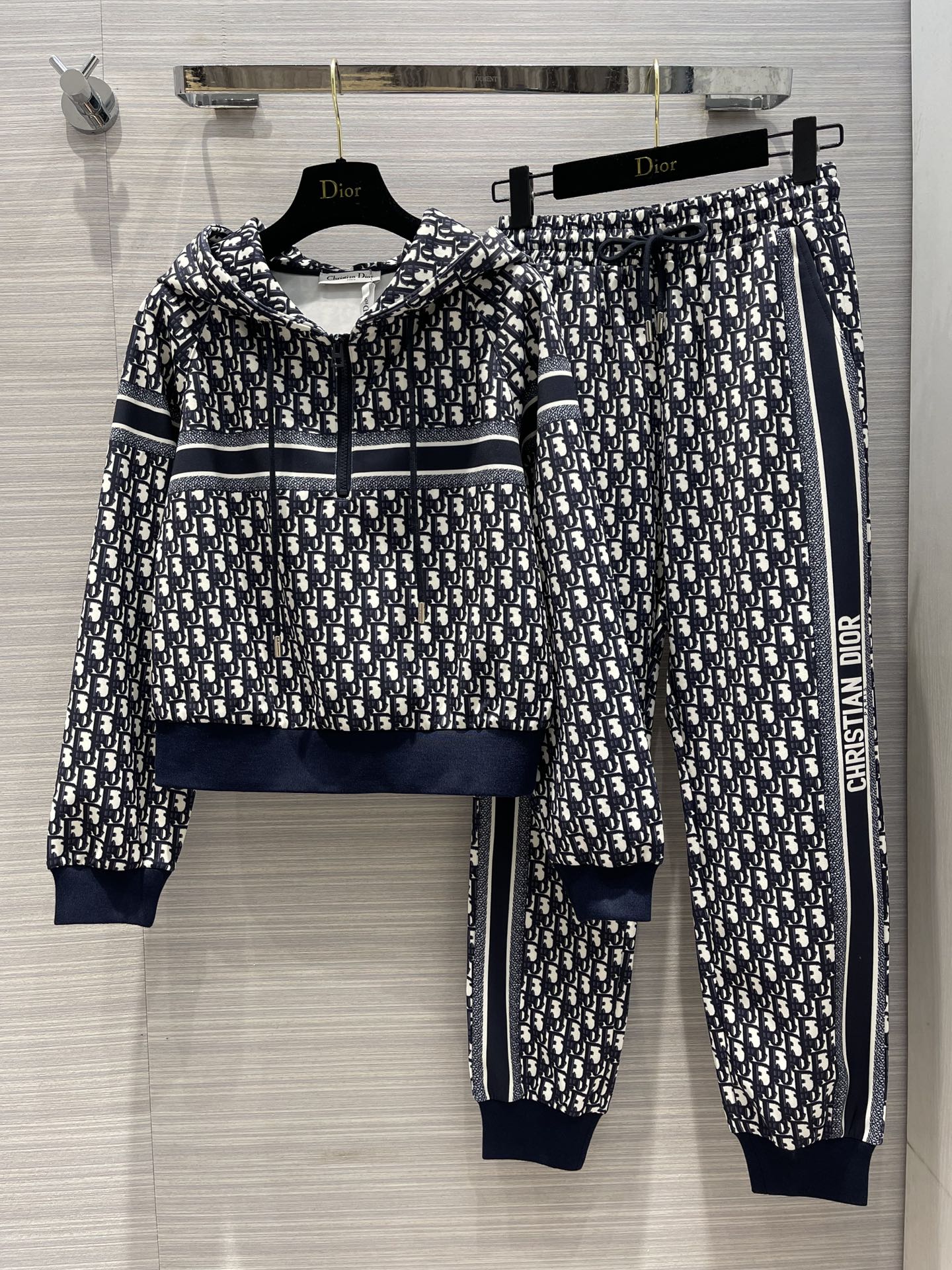 Dior 2403-24 Новинка ранней весны: спортивный костюм с монограммой по всей поверхности - черный