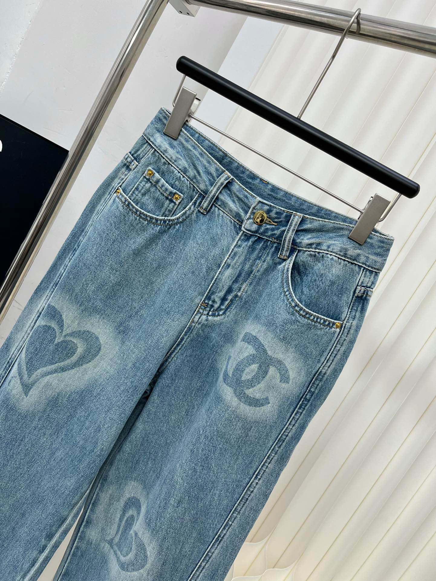 Классические джинсы Chanel 2403 с принтом - 1 шт.