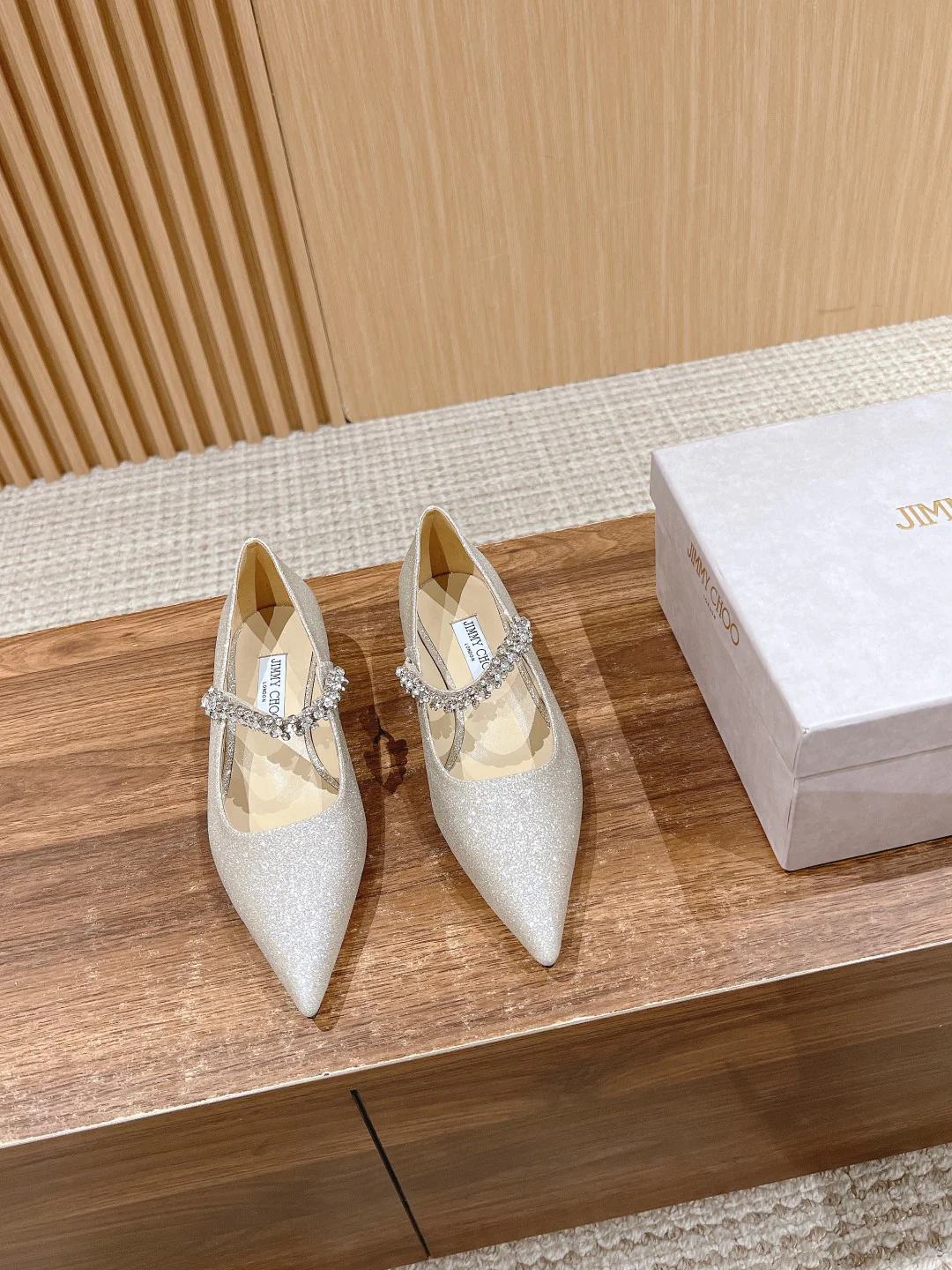 Туфли ?Мэри Джейн? от Jimmy с ремешком, украшенным стразами — серебристые.