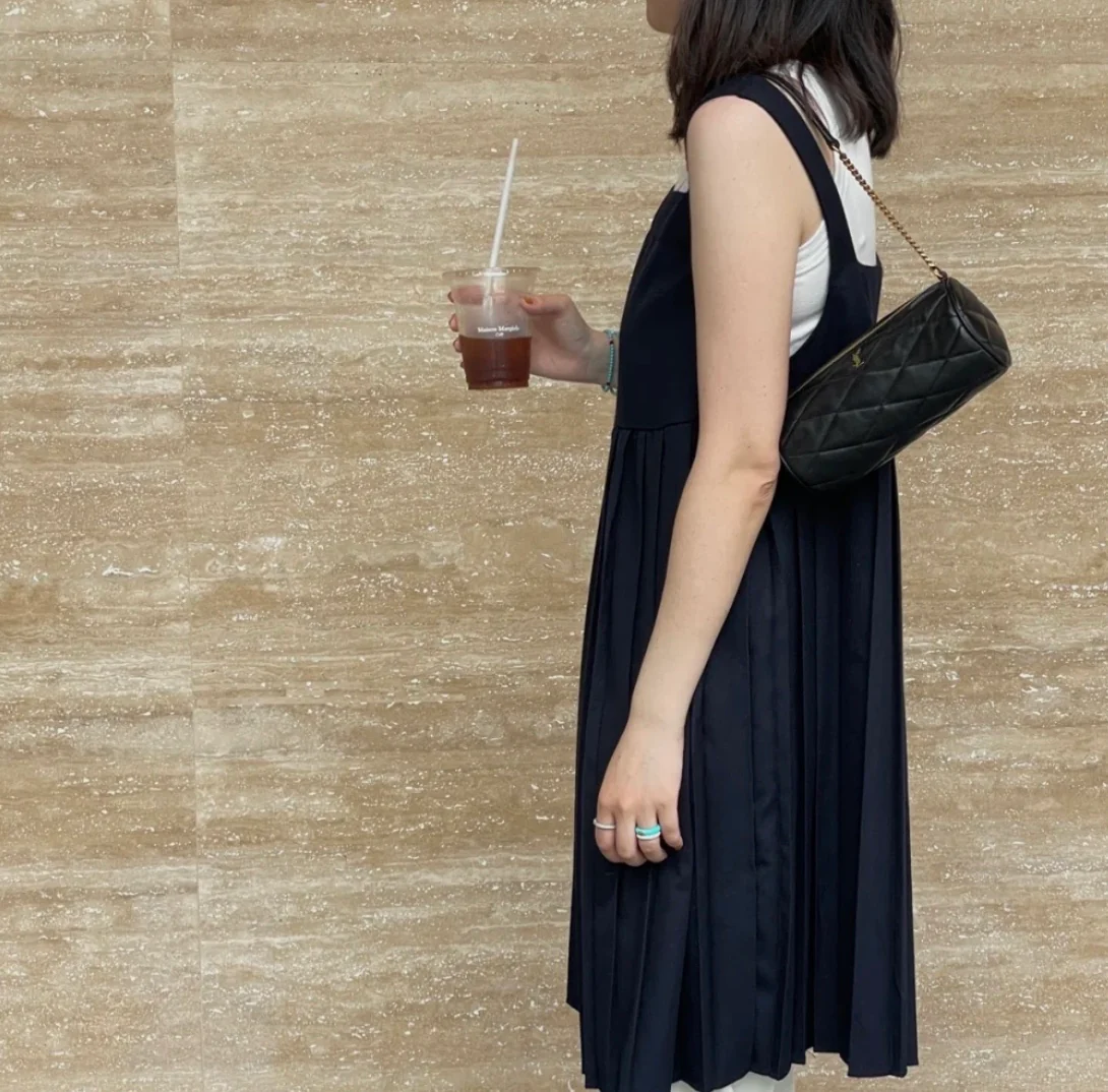 Маленькая цилиндрическая сумка YSL Sade - черная - Фотографии в одежде