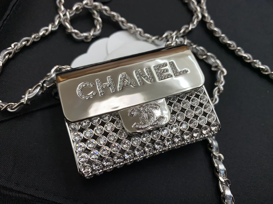 Новинки весенне-летней коллекции Chanel - Маленькая сумка на цепочке