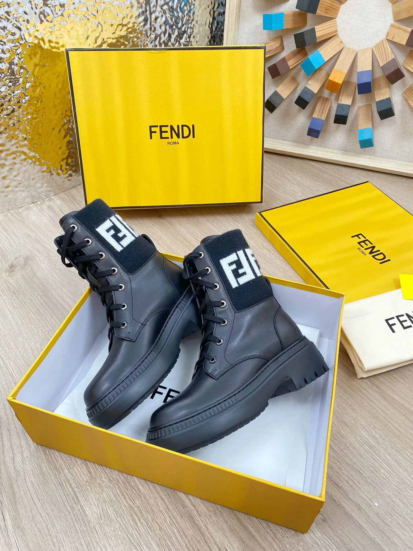 Новинка осени 2023 года от Fendi - Ботинки Dr. Martens средней высоты - Черные - 1