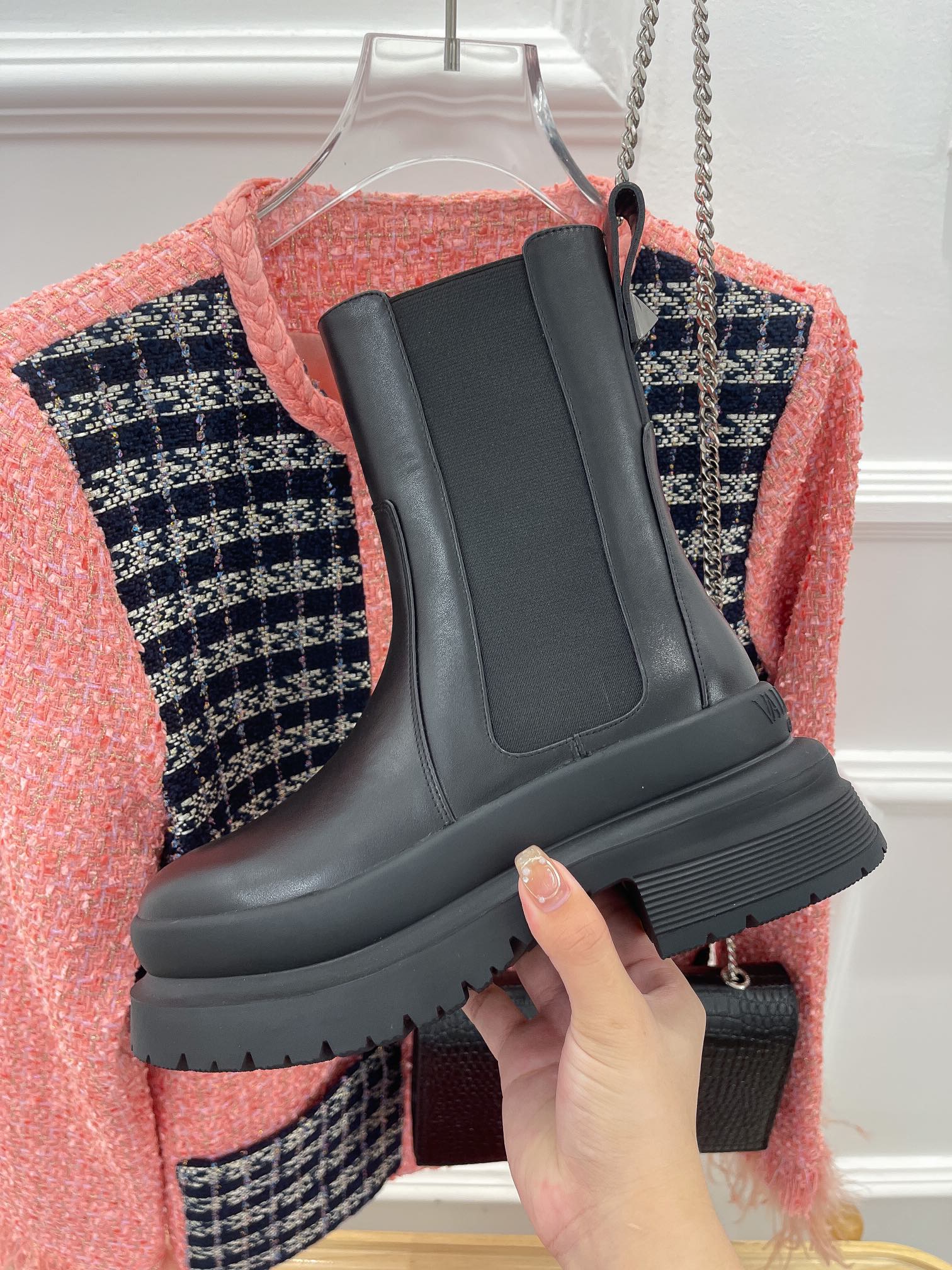 Новинка сезона осень/зима 2022 от Valentino - ботильоны.